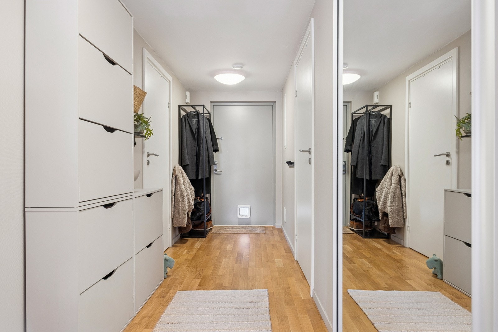 Her er det god plass til å henge fra seg ytterbekledningen og sette fra seg skotøyet. Galleribilde