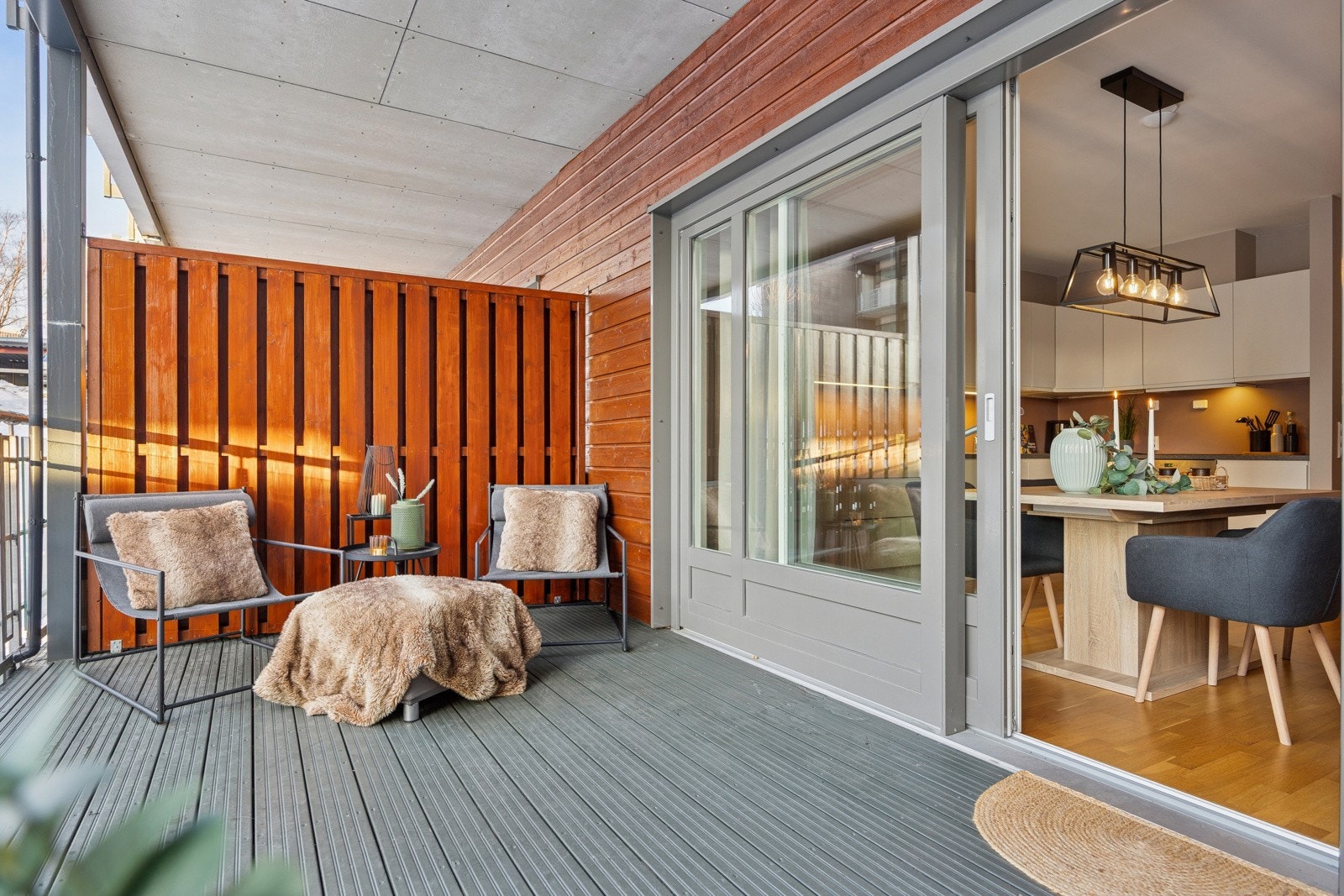 Prikken over i'en er den fantastiske uteplassen leiligheten har å by på. Vendingen mot sør byr på svært gode solforhold, og med 21 kvm har man god plass til ønsket utemøblement. Terrassen ble malt i august 2025. Galleribilde