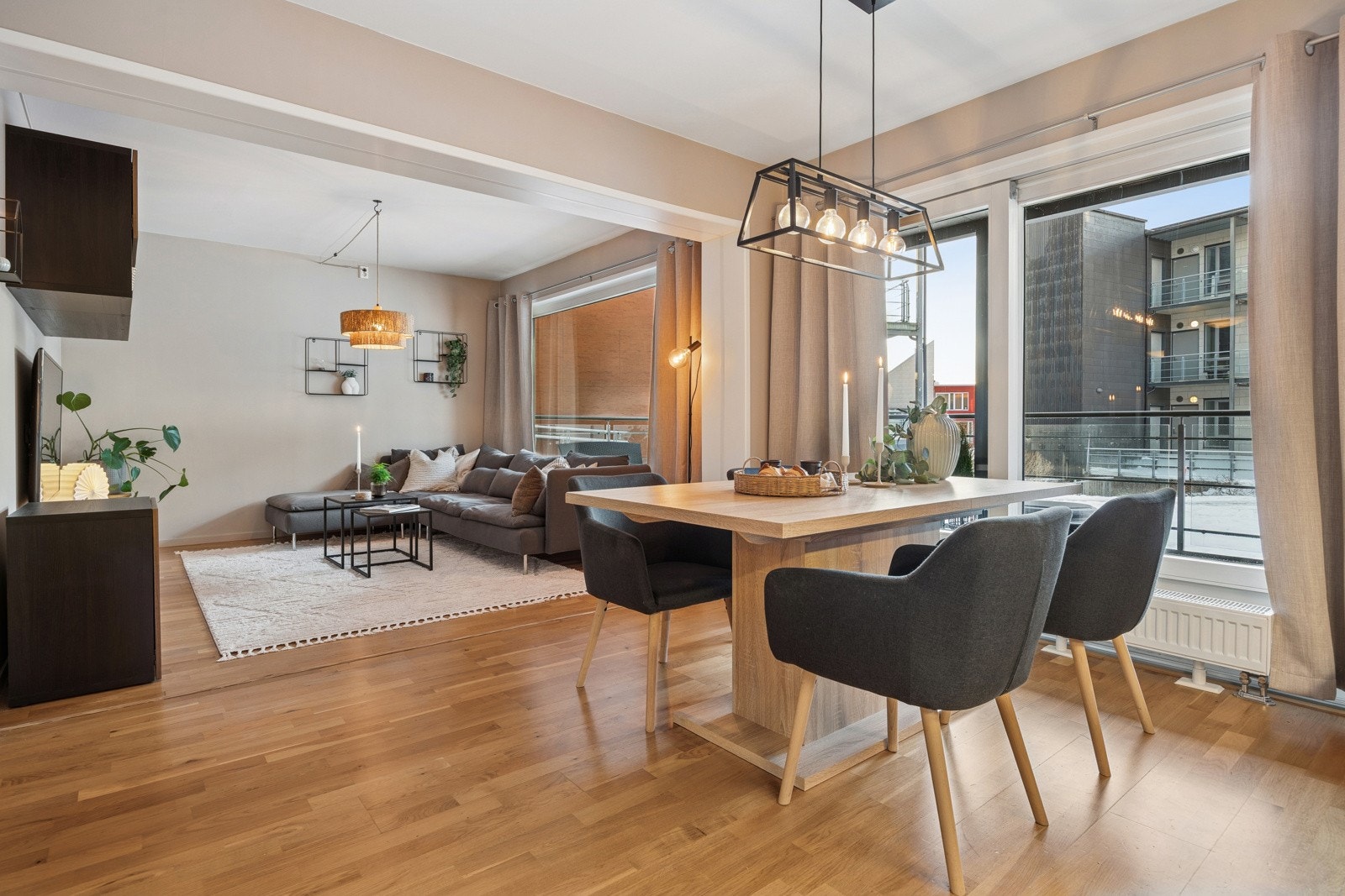 Rause vindusflater gir godt med lys til oppholdsrommet. Galleribilde