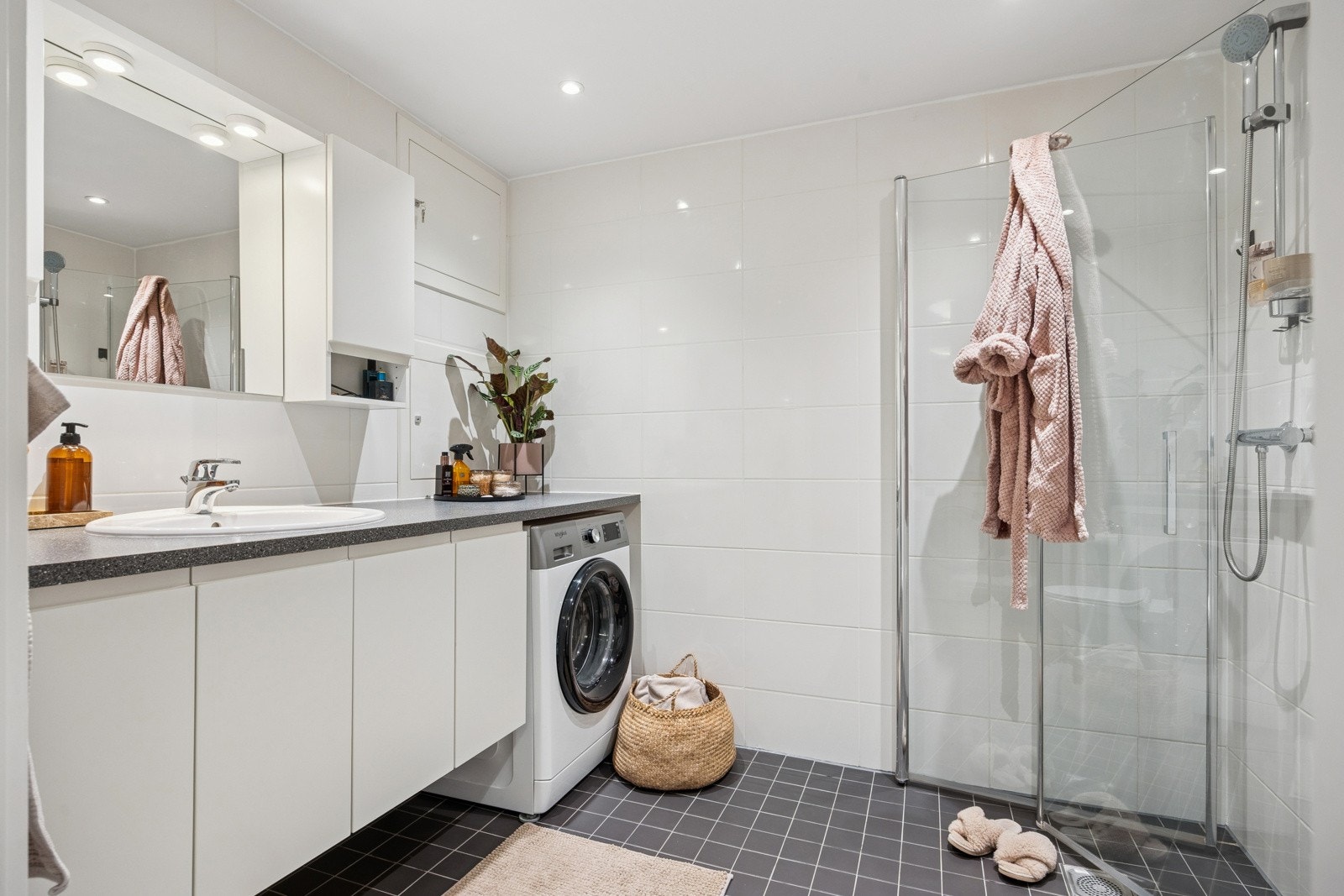 Pent flislagt bad med behagelig gulvvarme og downlights i himling. Vaskemaskin er godt integrert i rommet med overliggende benkeplate. Galleribilde