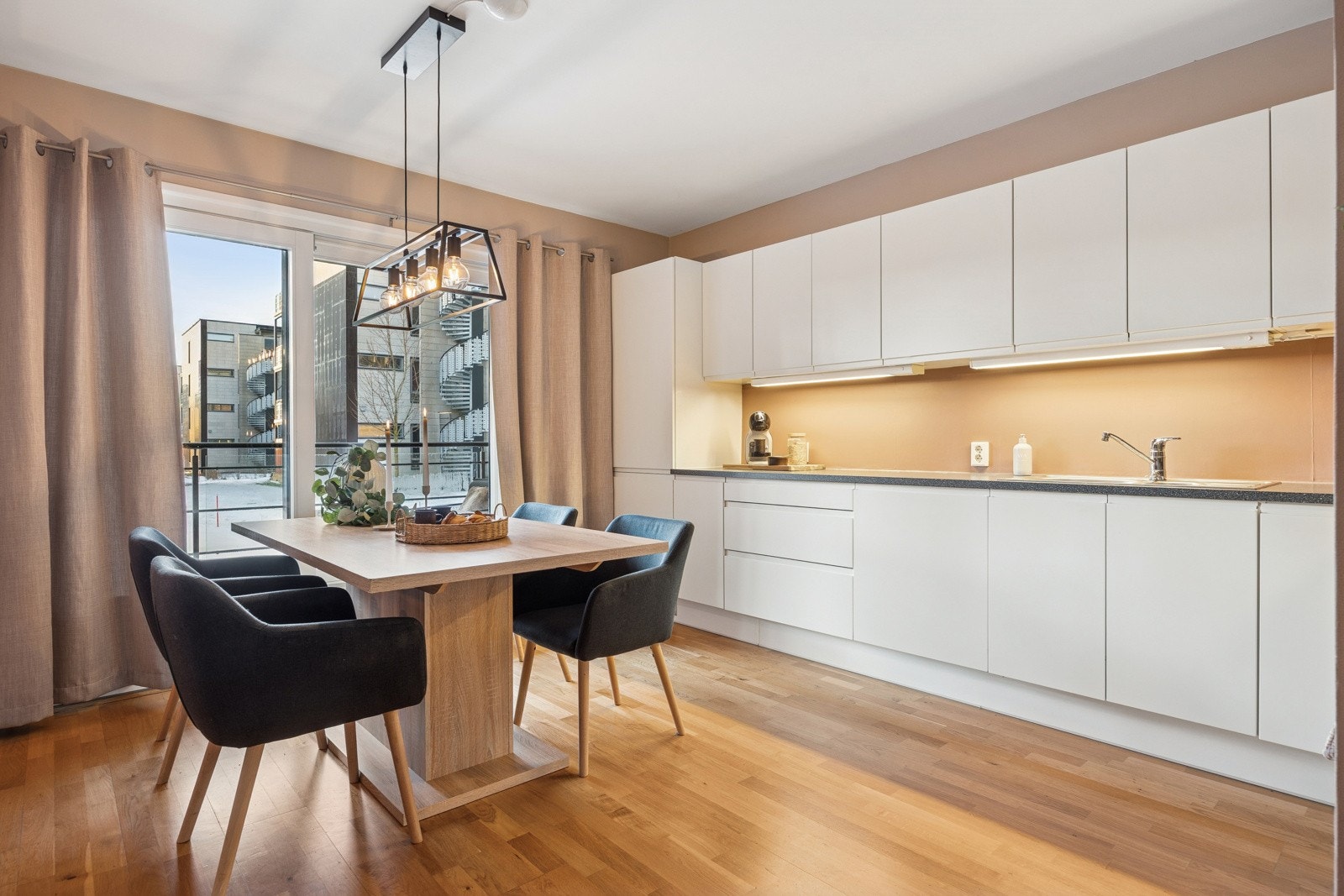 Kjøkkenet har en tidløs innredning med slette fronter, gode arbeidsflater og rikelig lagringsplass. Galleribilde