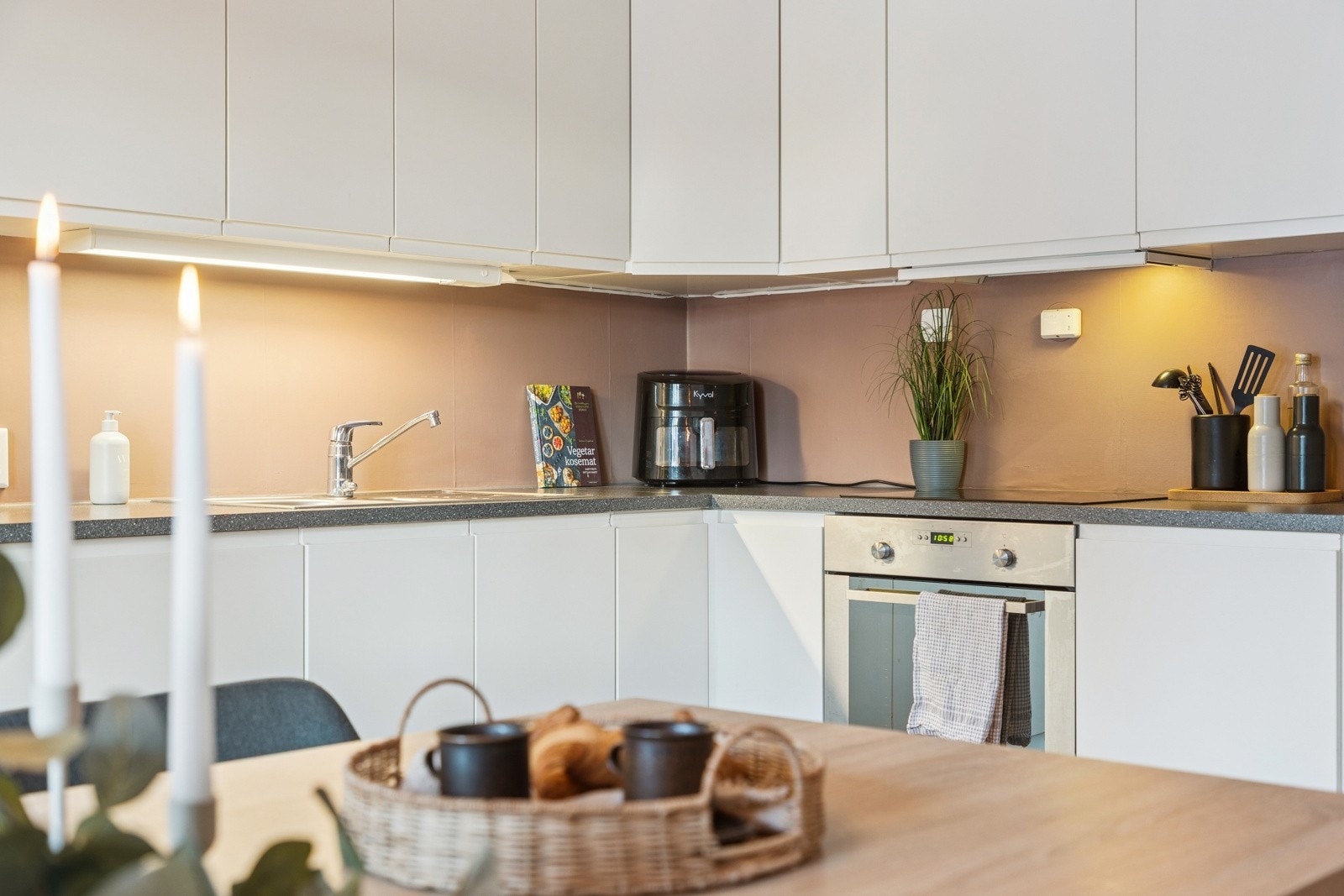 Det er integrerte hvitevarer i form av kombiskap, oppvaskmaskin, stekeovn og platetopp. Galleribilde