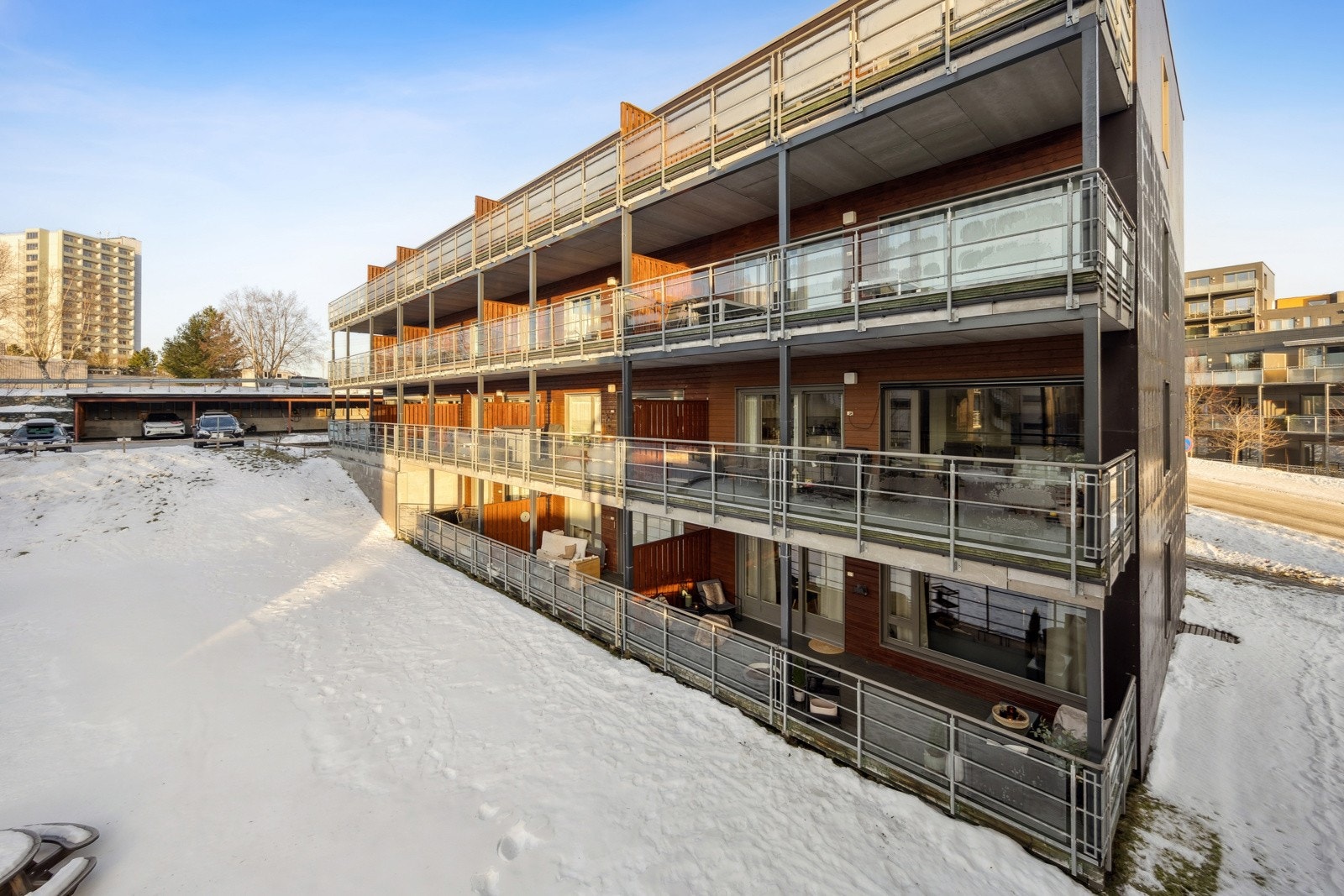 Bygget var nytt i 2012 og har moderne fasiliteter, som blant annet inkluderer balansert ventilasjon og fjernvarme. Leiligheten har en privat bod i fellesarealet på samme plan. Galleribilde