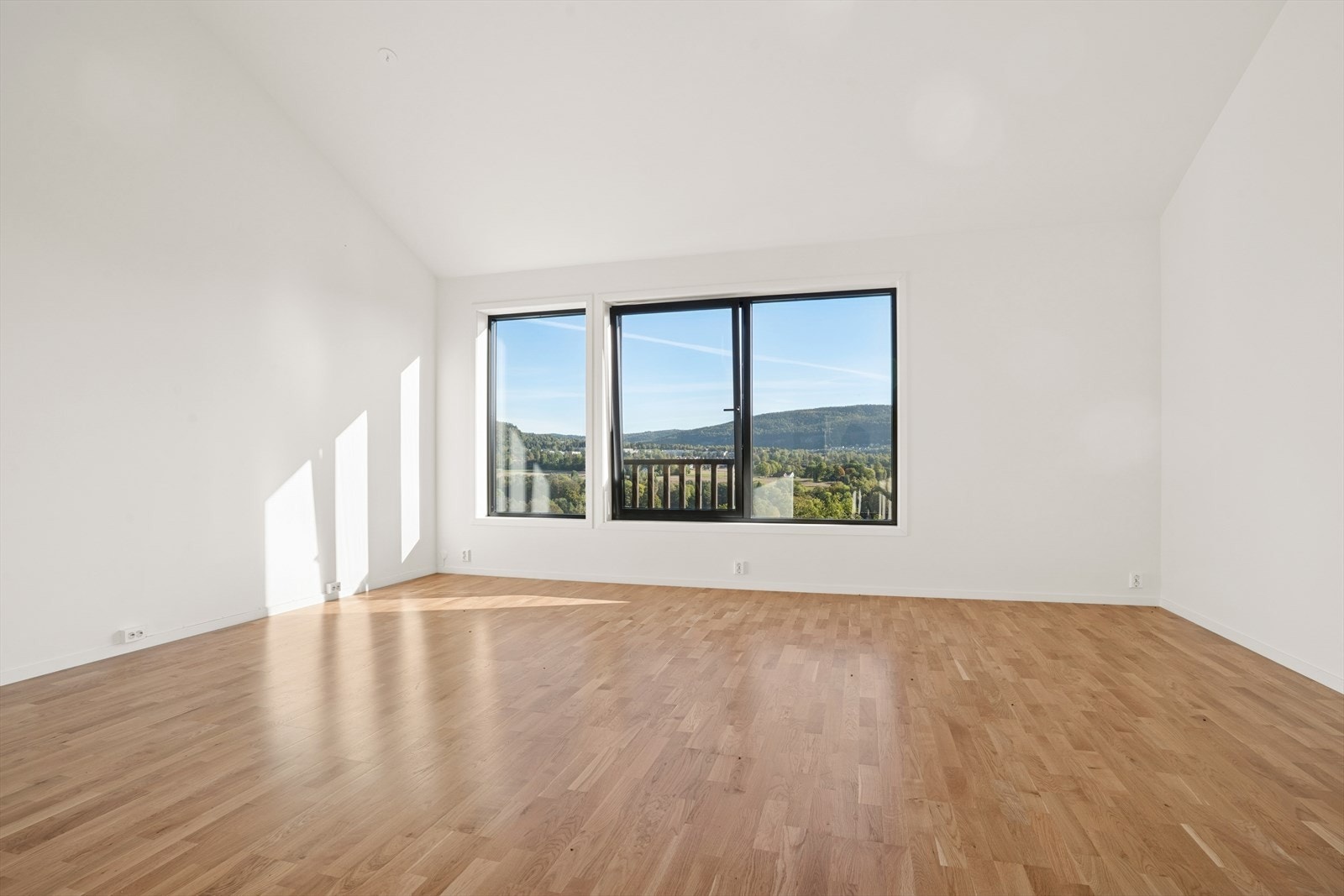 Stuen har nydelig utsikt og ekstra høyde under taket. Galleribilde