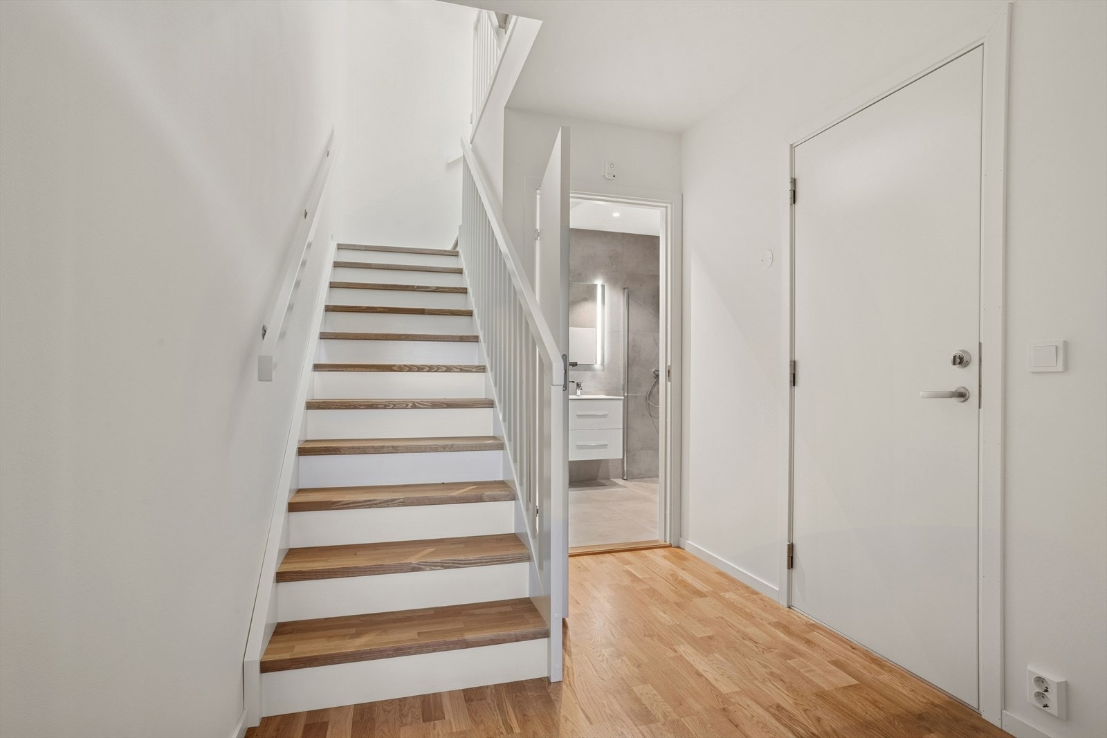 Det er direkte adkomst fra garasje og inn i boligen Galleribilde