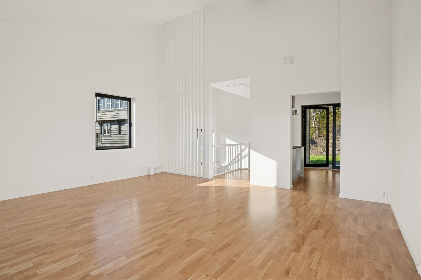 I stuen er det ekstra høyde under taket, over fire meter Galleribilde