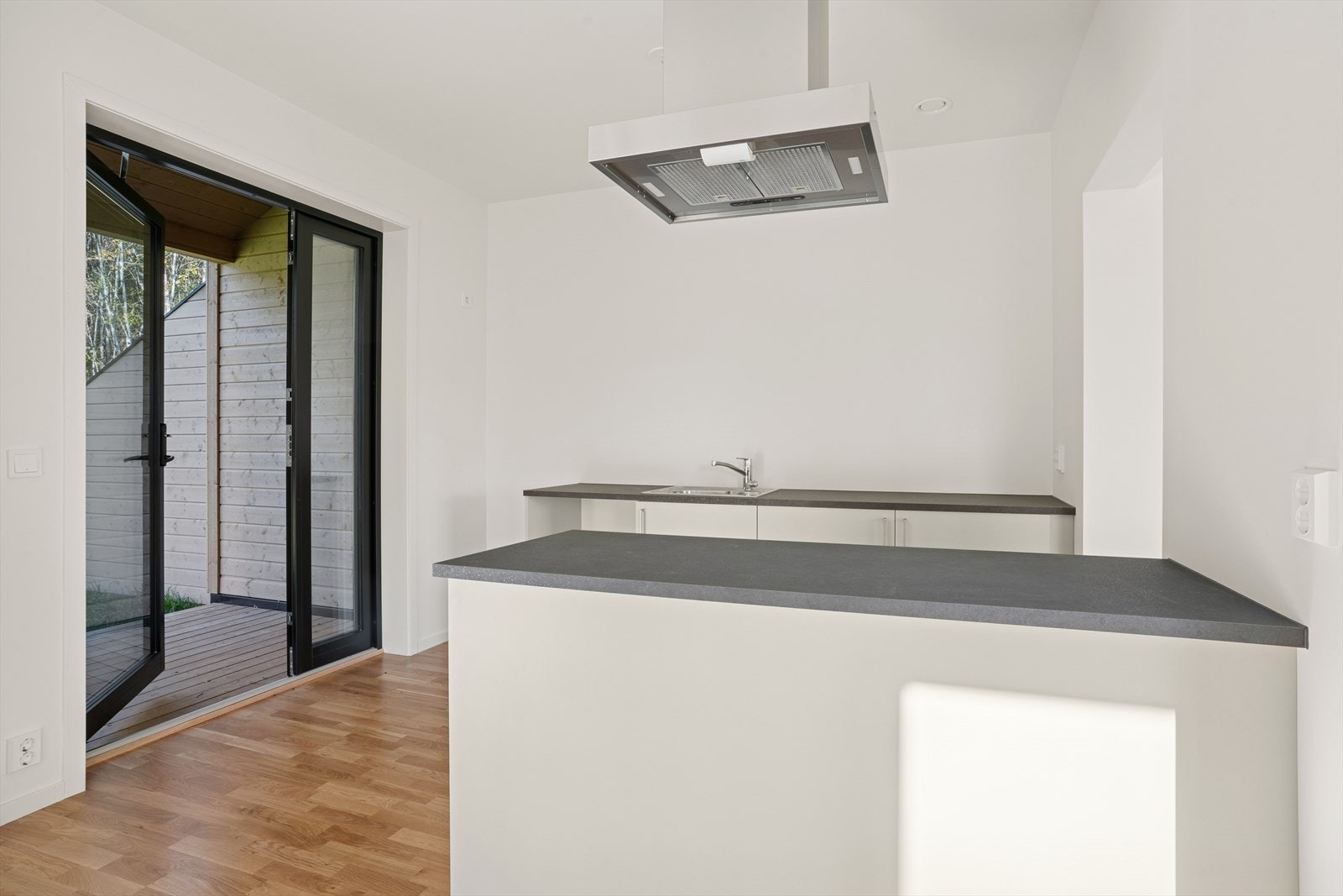 Fra kjøkkenet er det utgang til terrasse og liten gressplen. Galleribilde