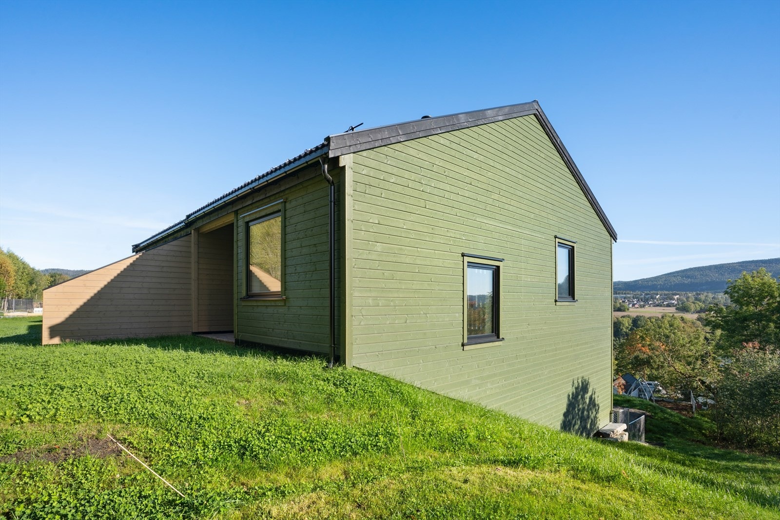 Enderekkehuset har fin uteplass på baksiden av boligen Galleribilde