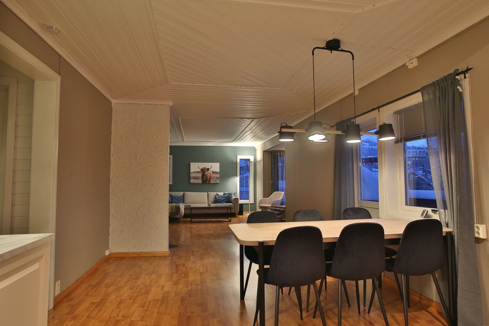 Stor åpen stue-kjøkkenløsning adskilt av spisestuen Galleribilde