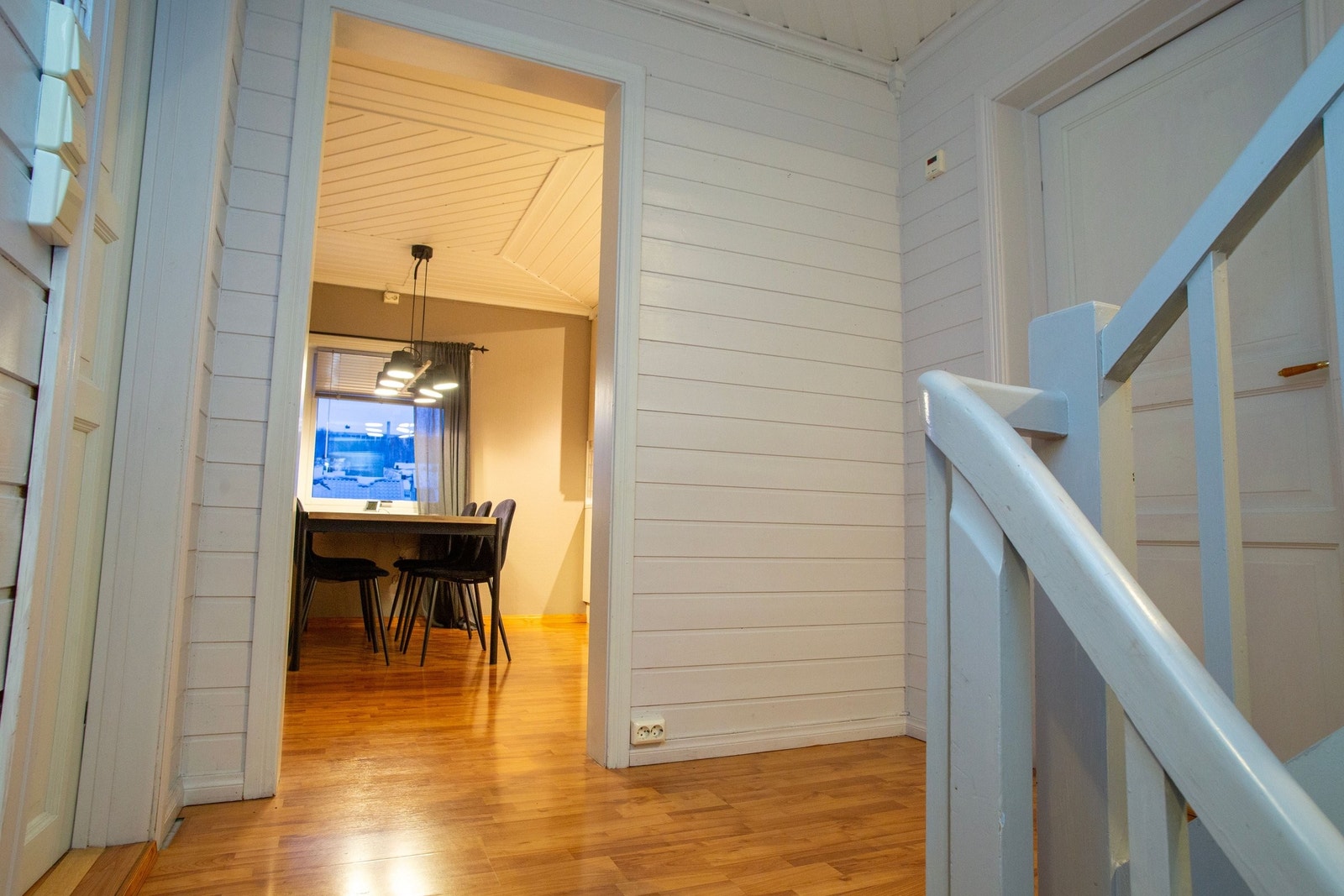 Ifra yttergangen kommer man opp til stue og kjøkken Galleribilde