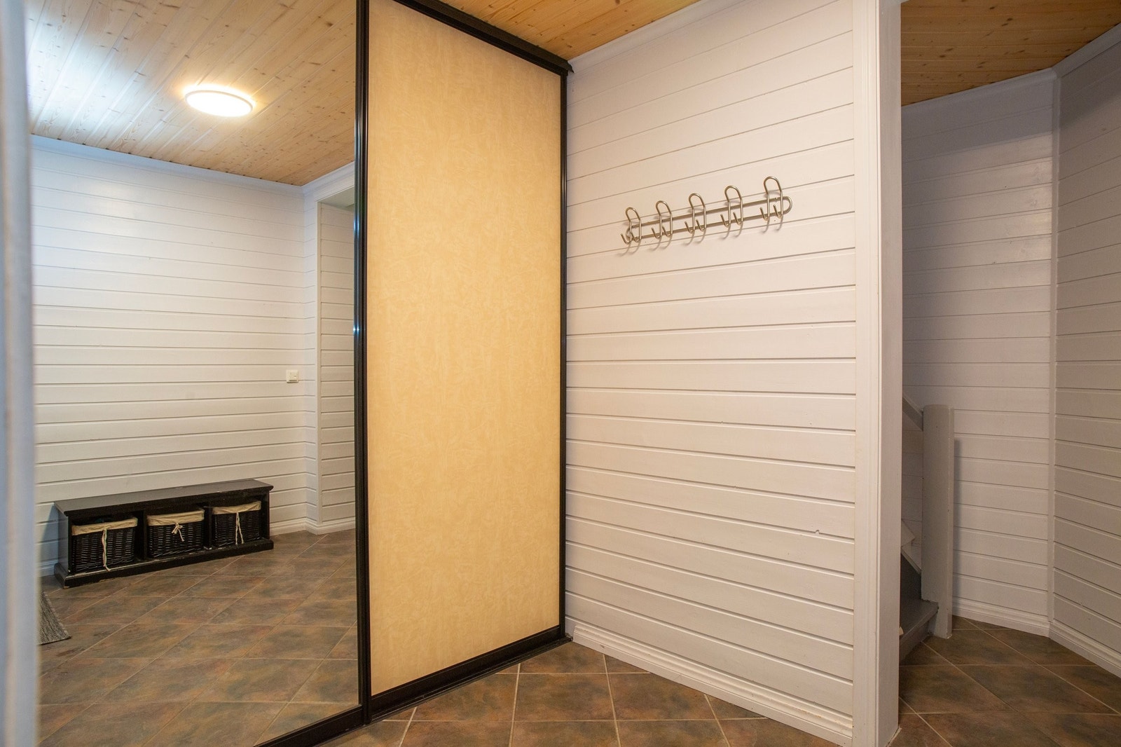 Skyvedørsgarderobe med god plass Galleribilde