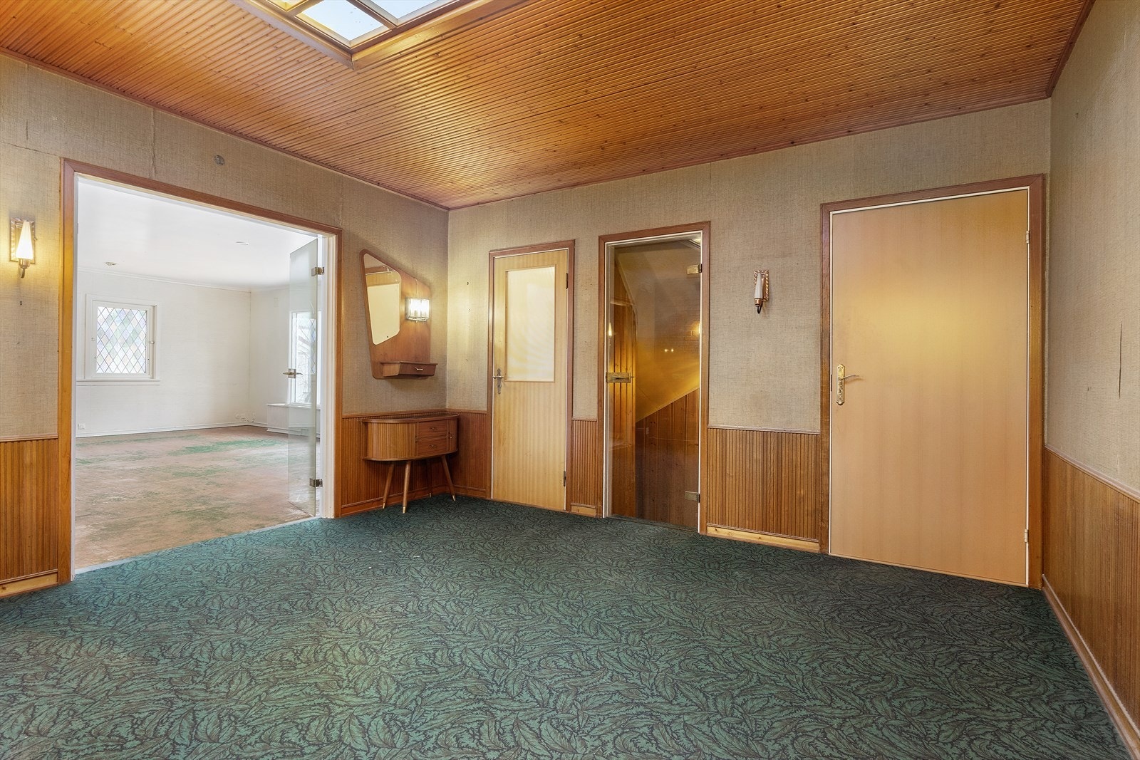 Her har man også doble glassdører inn til stuen, og glassdør til trappen ned til sokkeletasjen. Galleribilde