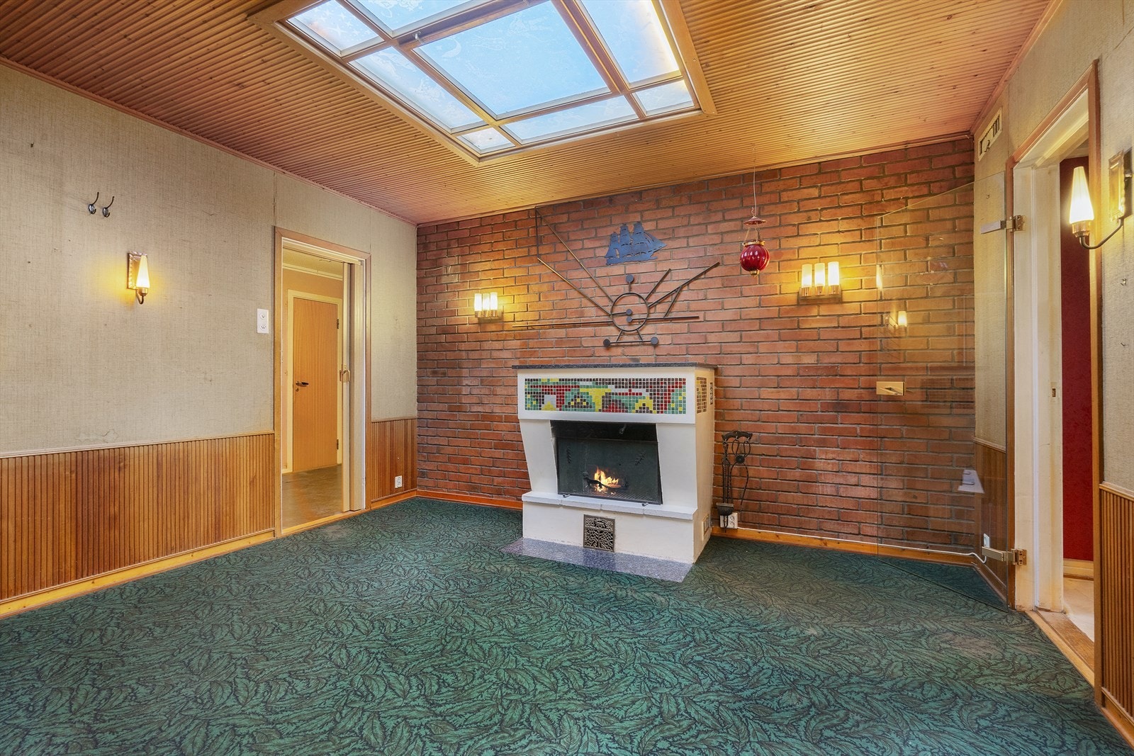 Rommet ligger midt mellom stue- og kjøkkendel og soveromsdelen av hovedetasjen. Galleribilde