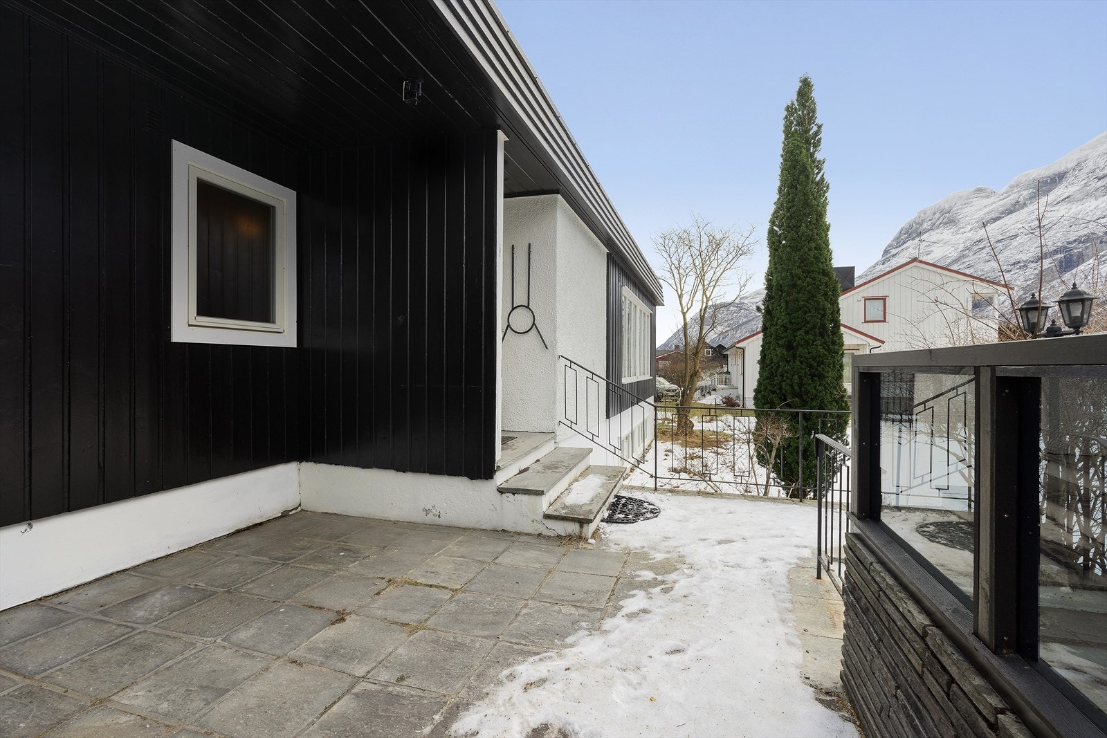 Inngangspartiet ligger mot sør, og her er det etablert en romslig terrasse. Galleribilde