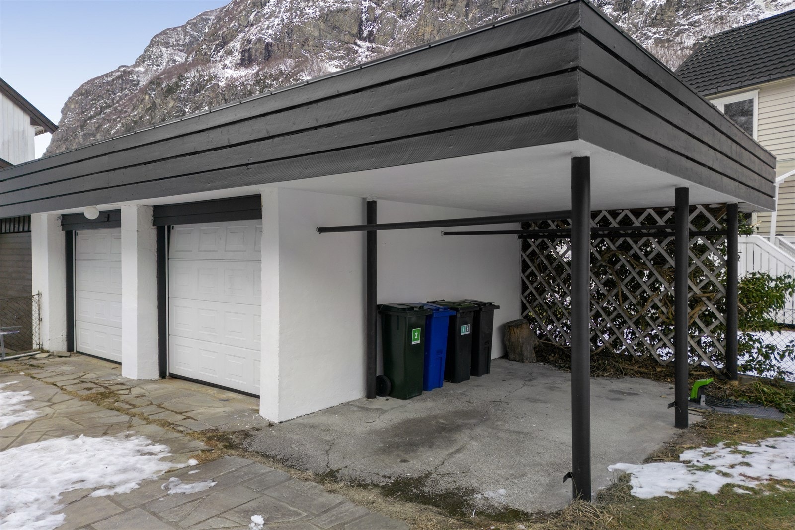 Carportdelen av garasjen. Galleribilde