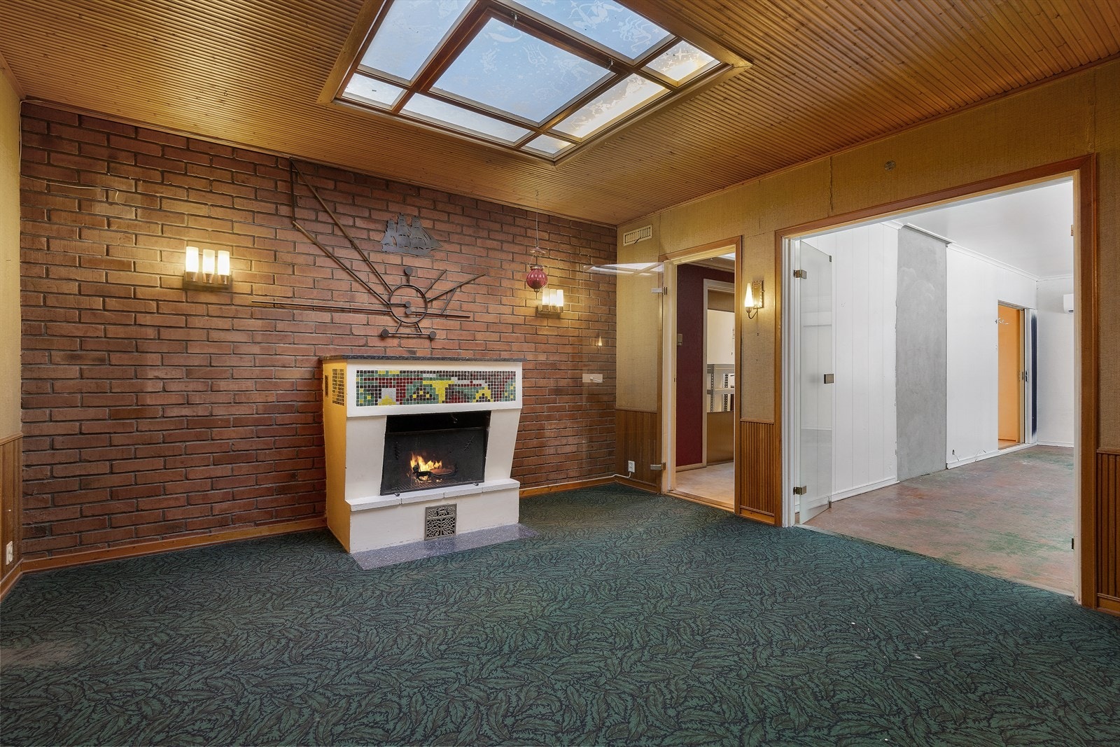 Boligen har en veldig særpregen og stilig arkitektur, med peis, murvegg og takvindu i hall/ mellomstuen. Galleribilde