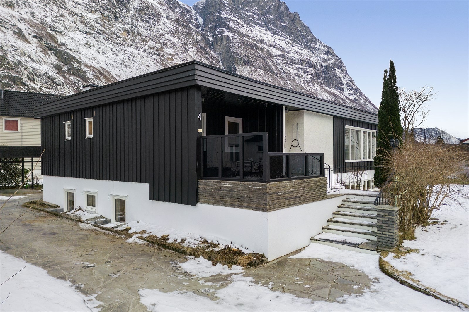 Boligen har i 2025 gjennomgått omfattende utvendig oppussing. Galleribilde