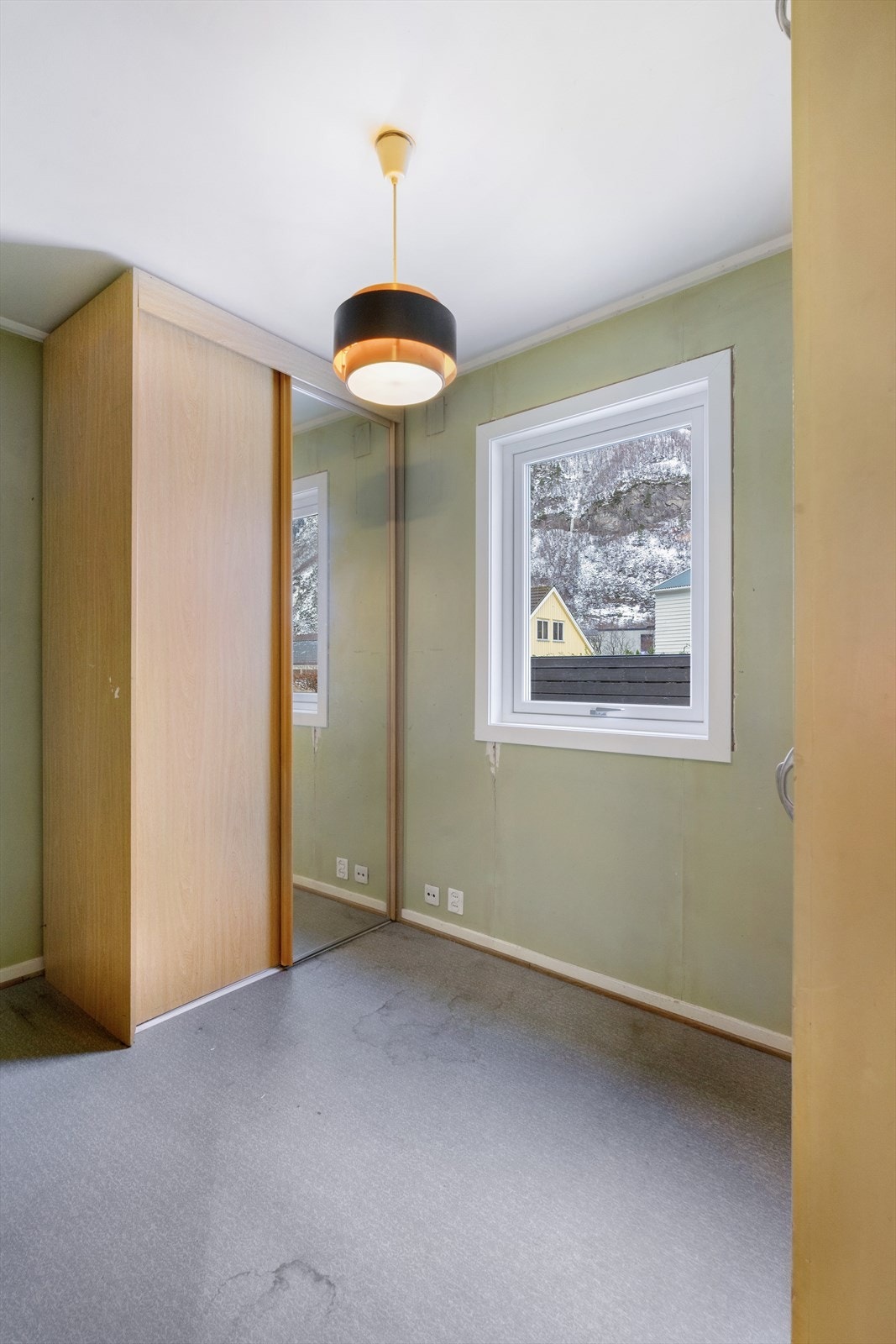 Soverom 2, med et vindu mot nord. Galleribilde