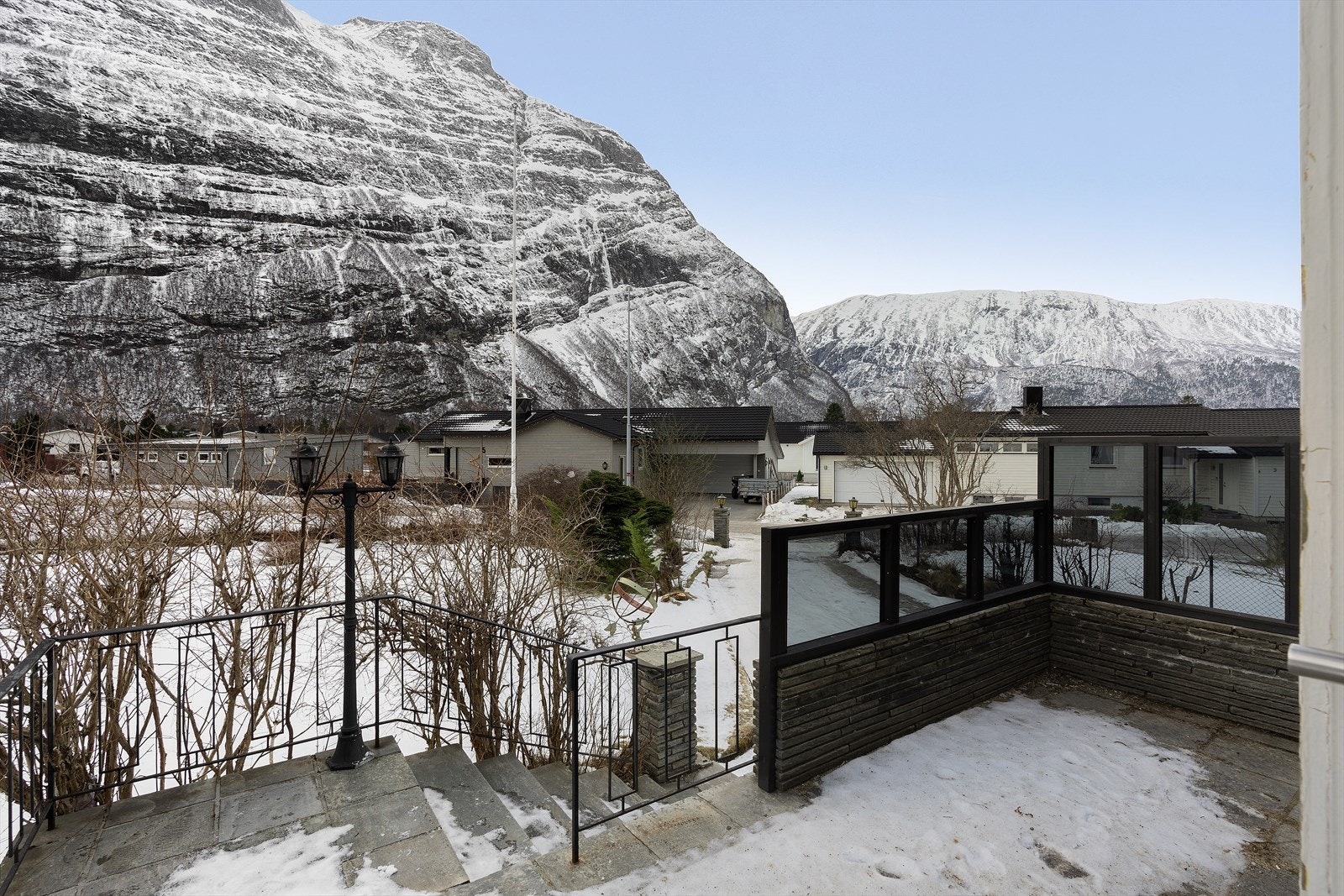 Fra terrassen er det utsikt mot fjellene mot sør, og den gir enkel tilgang til hagen og innkjørsel. Galleribilde