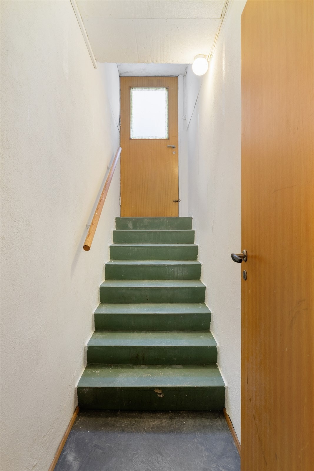 Fra sokkeletasjen har man også en egen dør som fører ut til baksiden av huset. Galleribilde