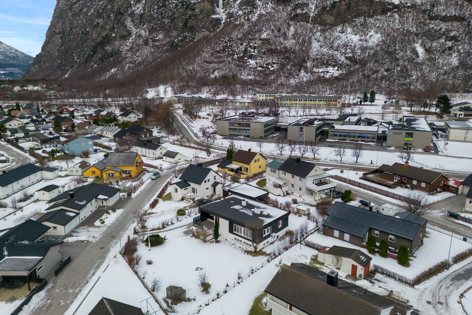 Boligen ligger i et etablert boligområde med nærhet til skoler og andre fasiliteter. Galleribilde