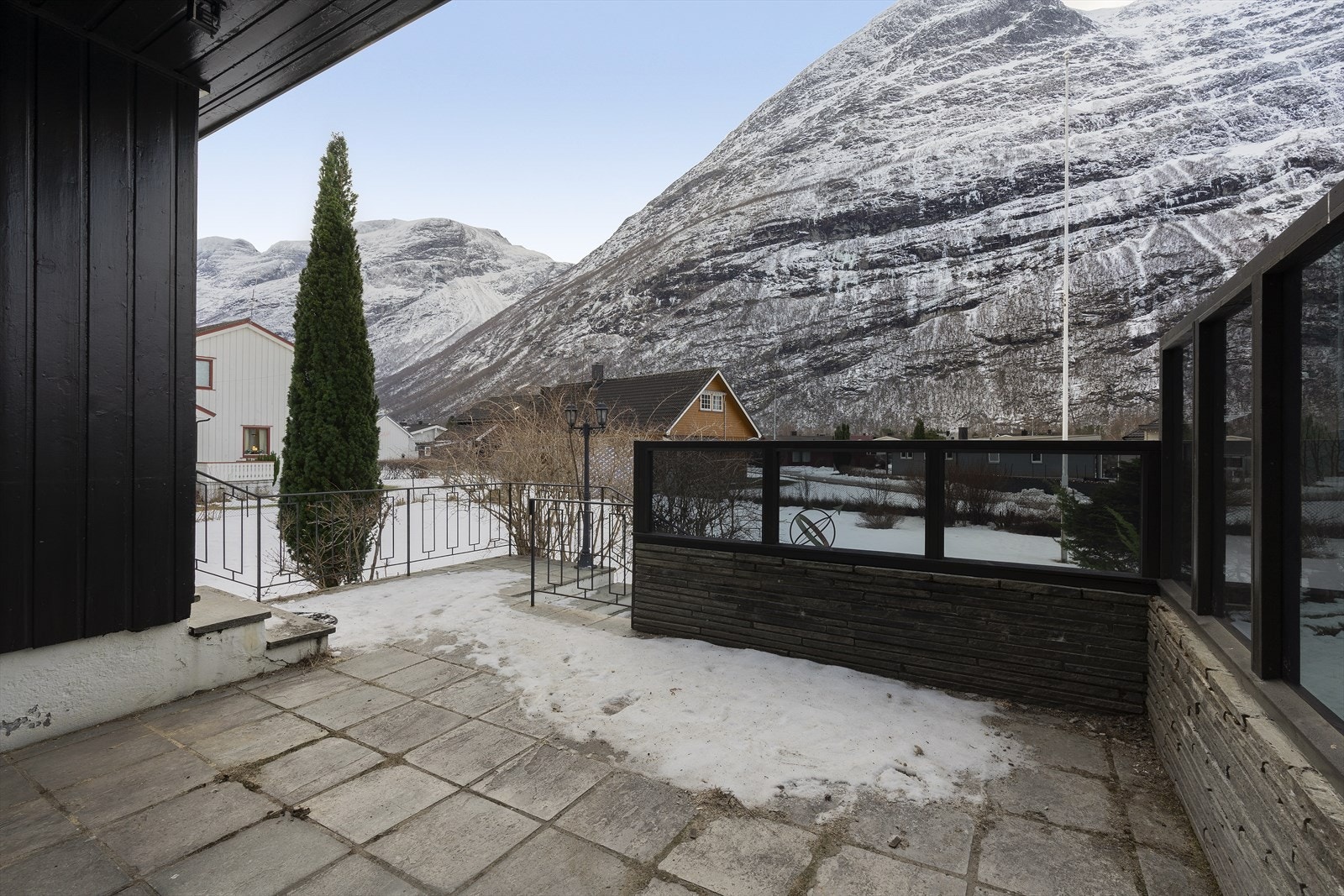 Utsikt fra terrassen mot Sunndals majestetiske fjell og gir en følelse av nærhet til naturen. Galleribilde