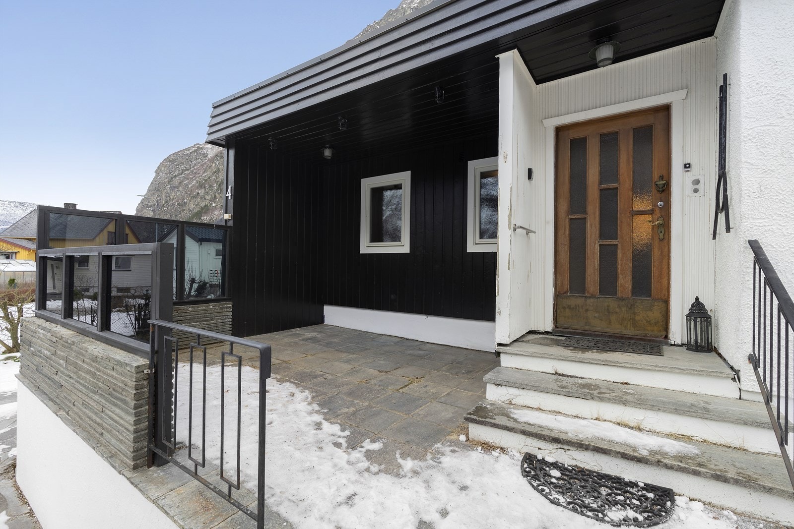 Inngangspartiet har en betongtrapp og en betongterrasse, som gir et solid og innbydende inngangsparti. Galleribilde