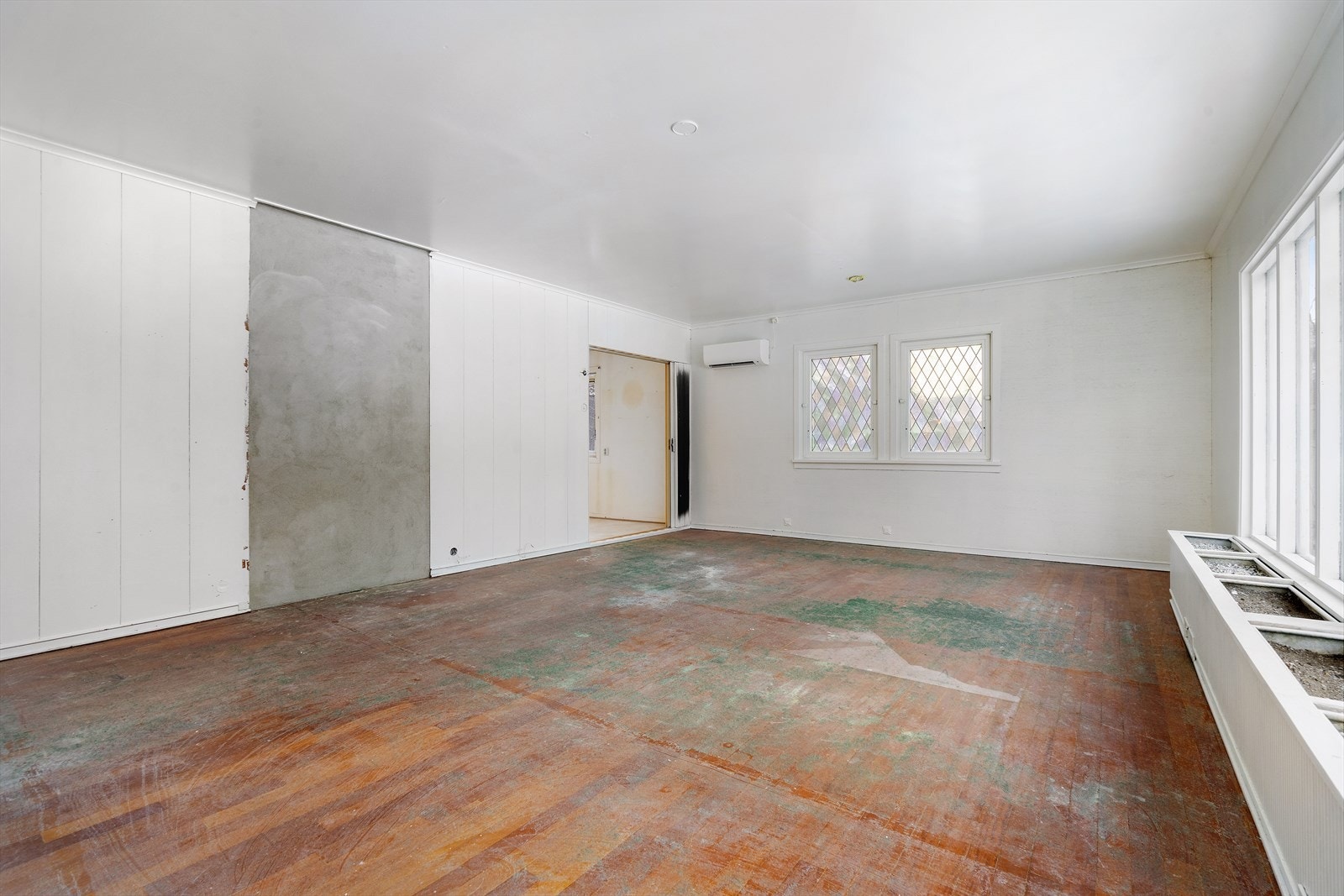 Blyglassvinduer på endeveggen. Galleribilde