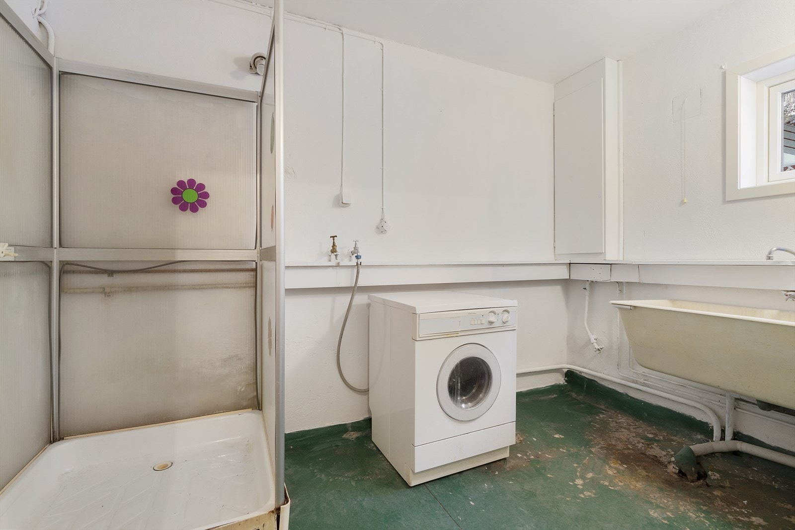 Vaskerommet er utstyrt med dusjkabinett, opplegg til vaskemaskin og utslagsvask. Galleribilde
