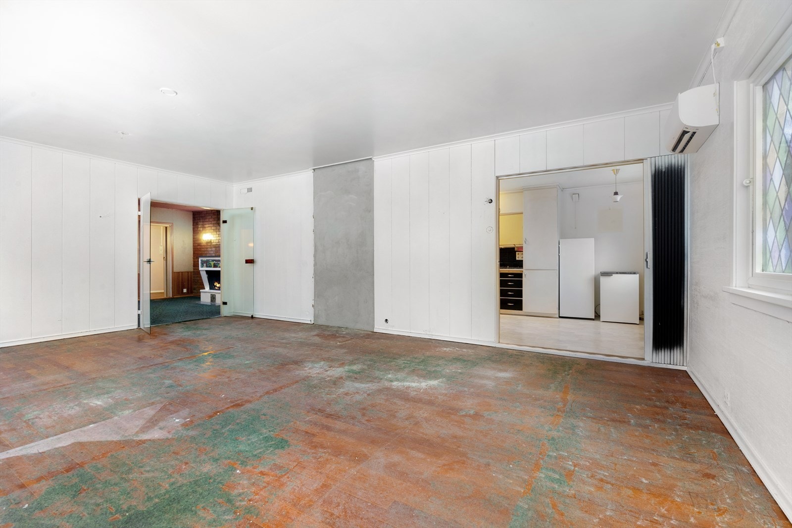 Åpen løsning mot kjøkken, med skyvedør. Galleribilde