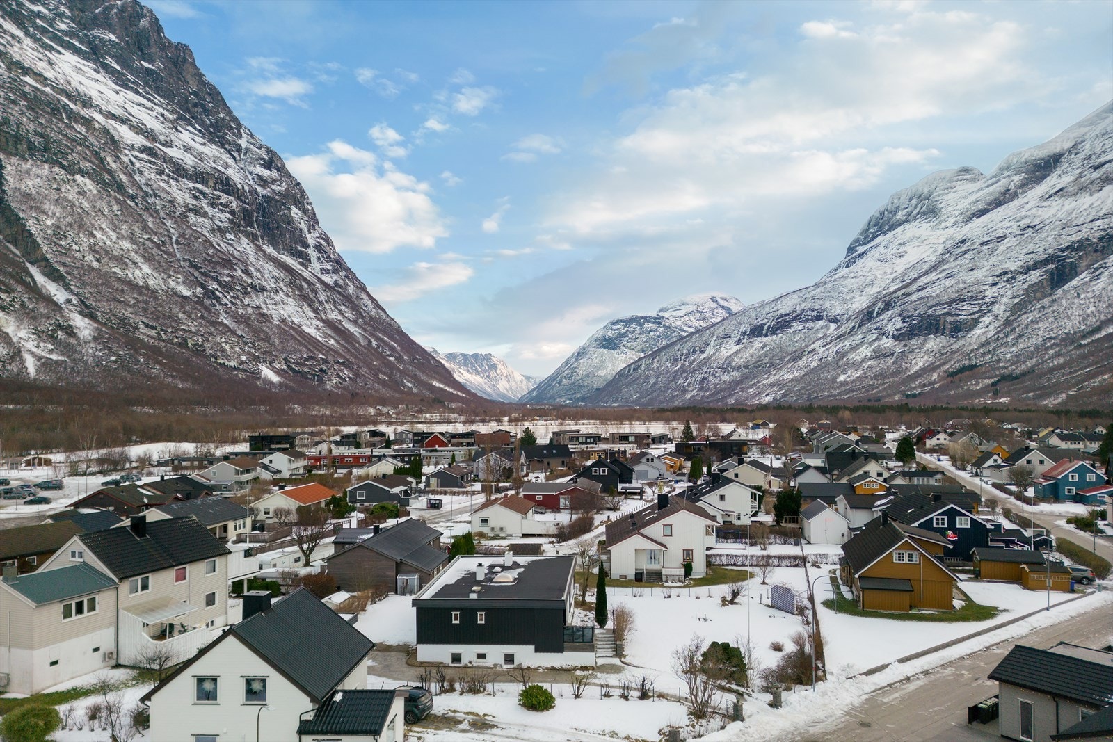 Dronebilde vest fra eiendommen. Galleribilde