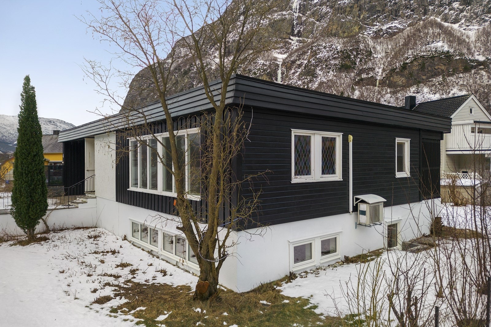 Vinduer i kjeller er byttet ut til 2-lags isolerglass og bordkledning og grunnmur er pusset og malt. Galleribilde