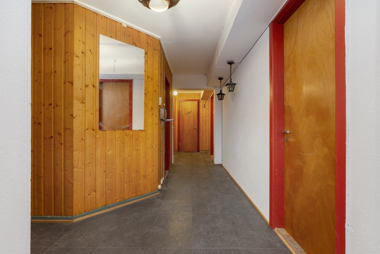 Ned i sokkeletasjen har huset også mange rom. Galleribilde