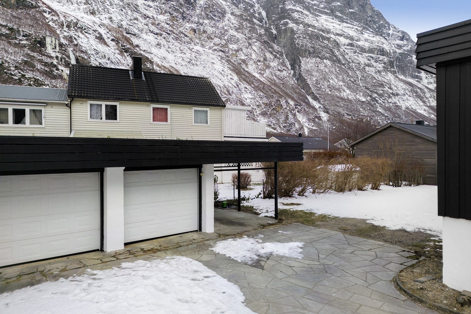 Dobbel garasje med carport er oppført på eiendommen. Galleribilde