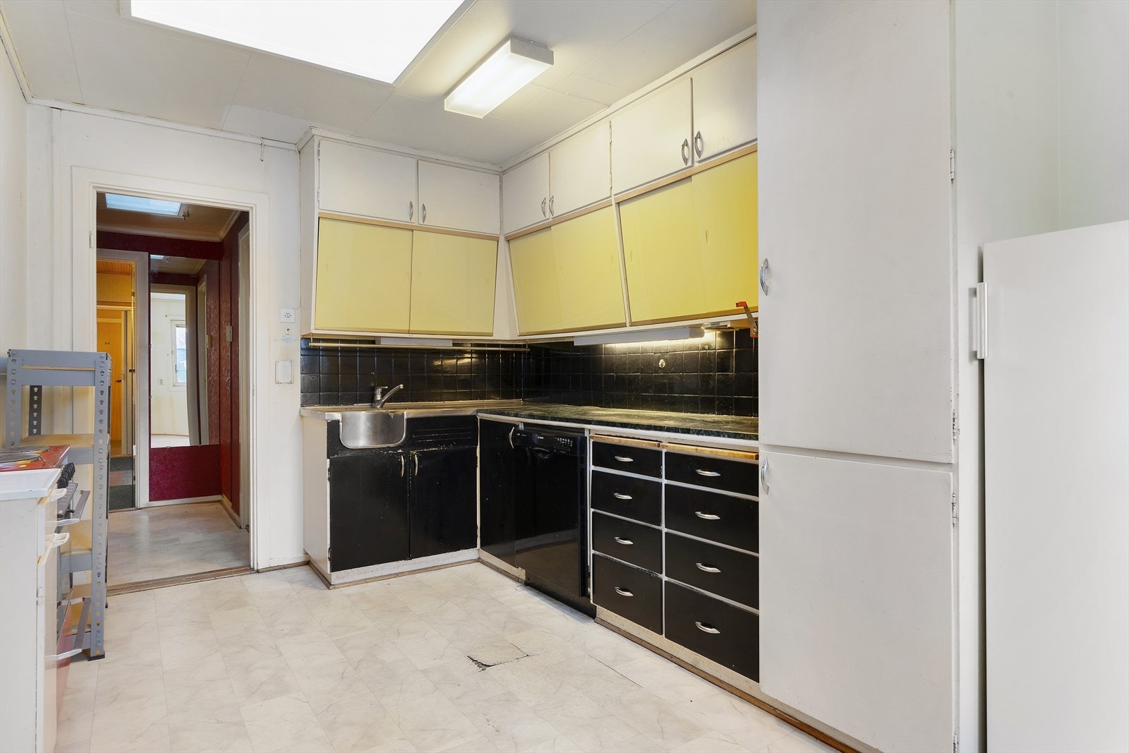 Også her er det montert takvindu som slipper inn godt med dagslys inn i rommet. Galleribilde