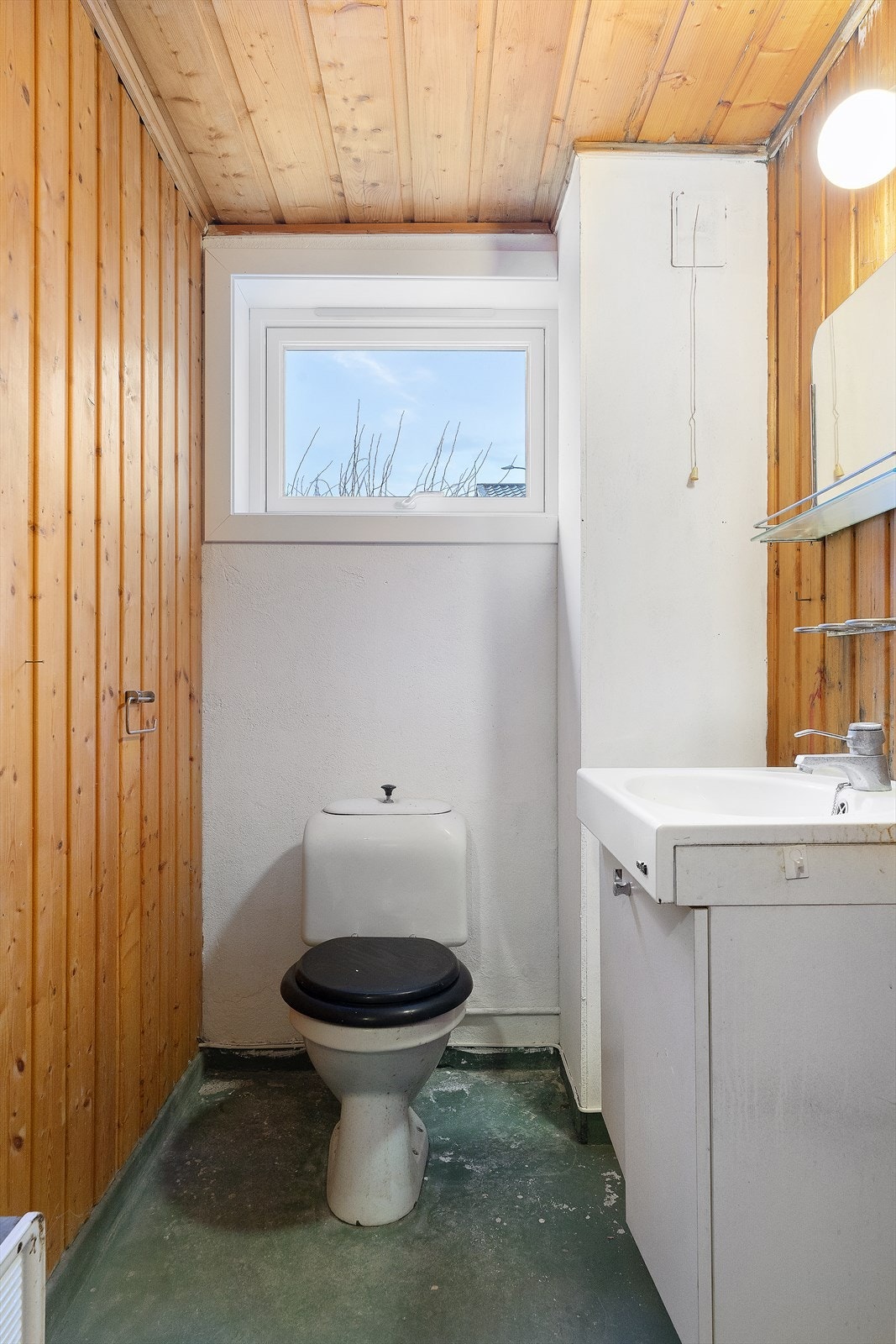 Toalettrommet i sokkel ligger mellom to av soverommene. Galleribilde