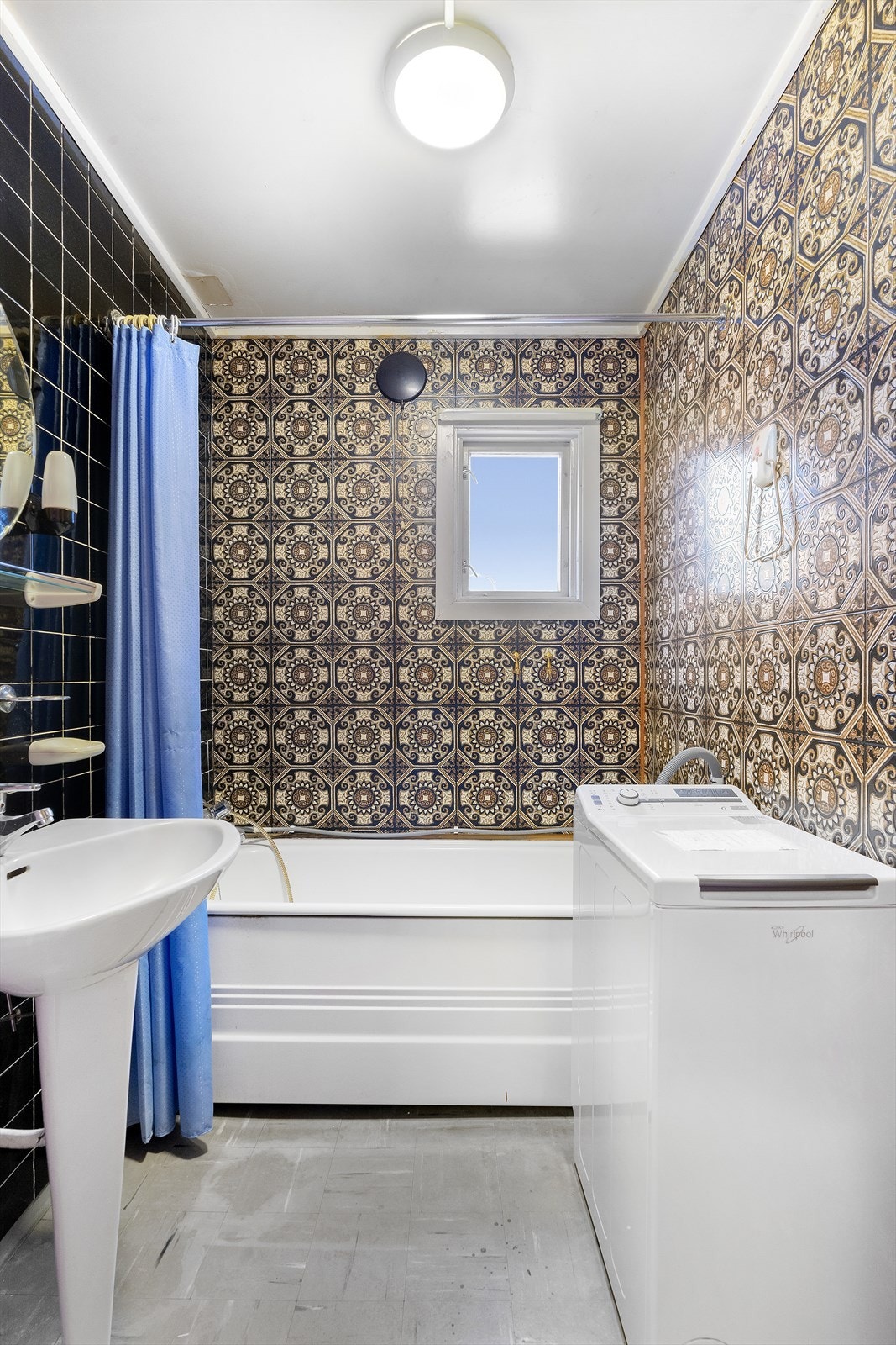 Badet er utstyrt med badekar, servant og opplegg til vaskemaskin. Galleribilde