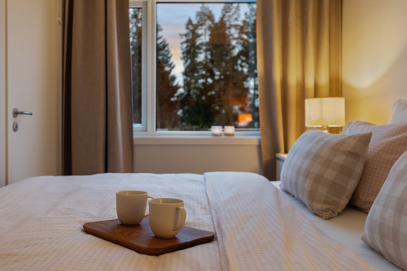 Rommet har plass til dobbeltseng og nattbord, samt garderobeløsning. Galleribilde