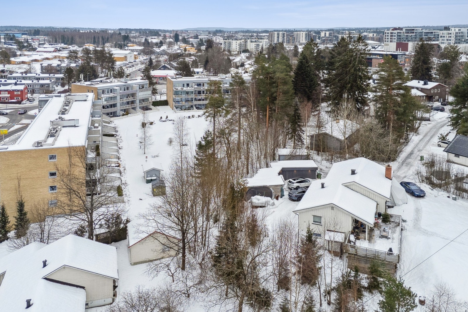 Leiligheten ligger et steinkast fra Jessheim skole- og ressurssenter, Jessheim Storsenter, togstasjon, treningssenter og idrettsanlegg m.m. Galleribilde