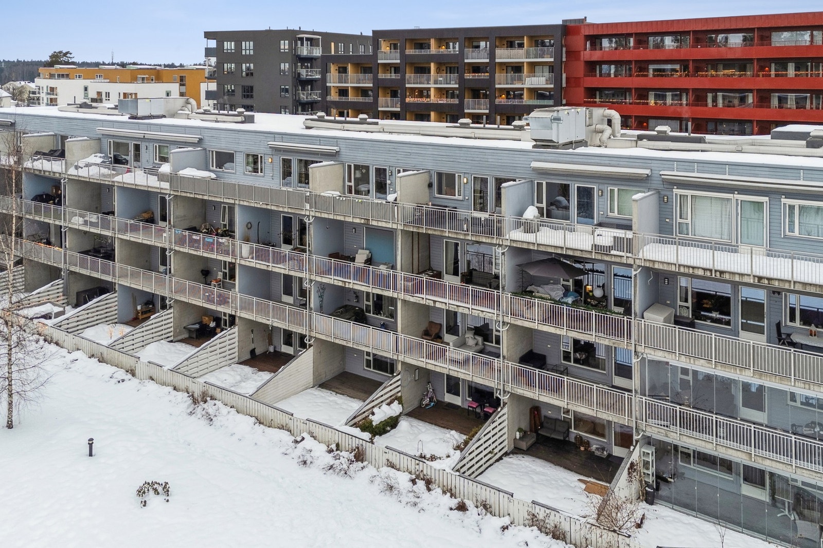 Eiendommen ligger i et meget sentralt og barnevennlig boligområde i Jessheim sentrum i Ullensaker kommune. Galleribilde