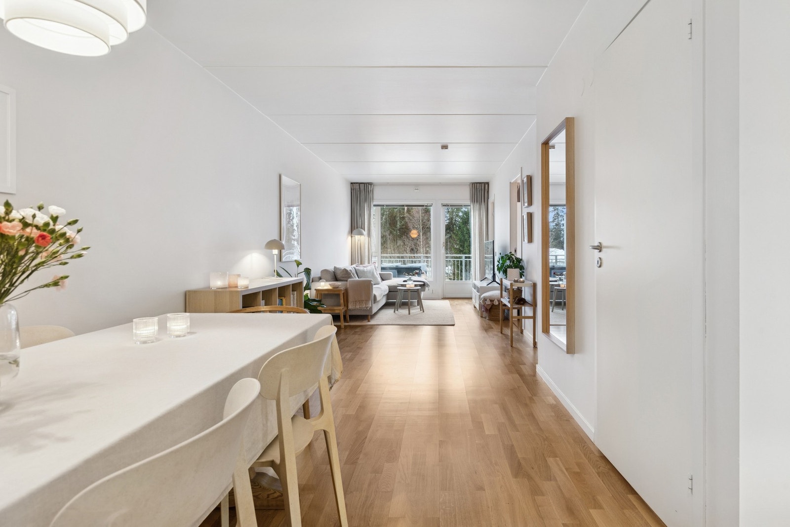 Store vindusflater slipper inn rikelig med naturlig lys og gir en åpen og luftig atmosfære. Galleribilde