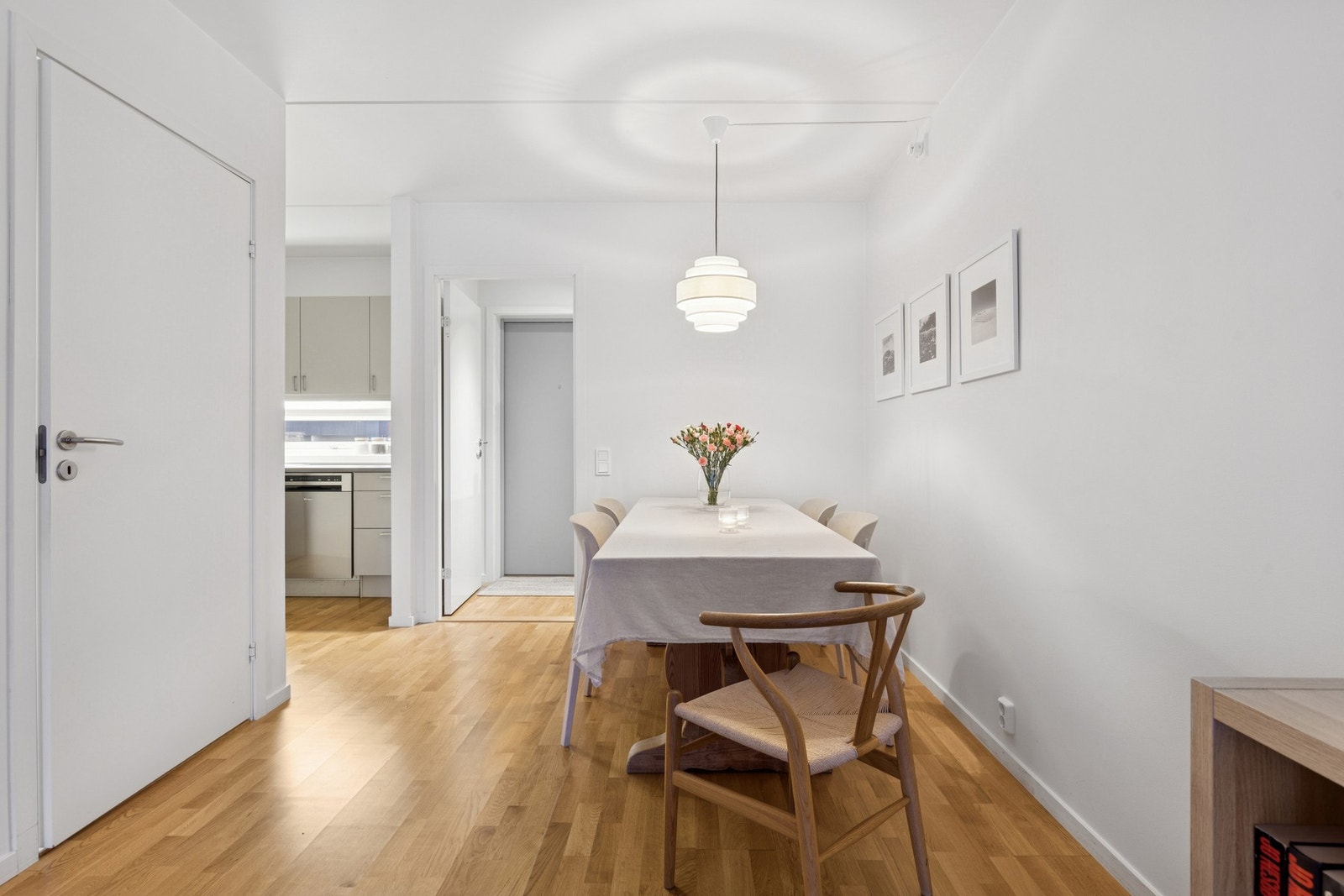 Stuen er romslig og lett møblerbar med god plass til både sofagruppe og spisebord. Galleribilde