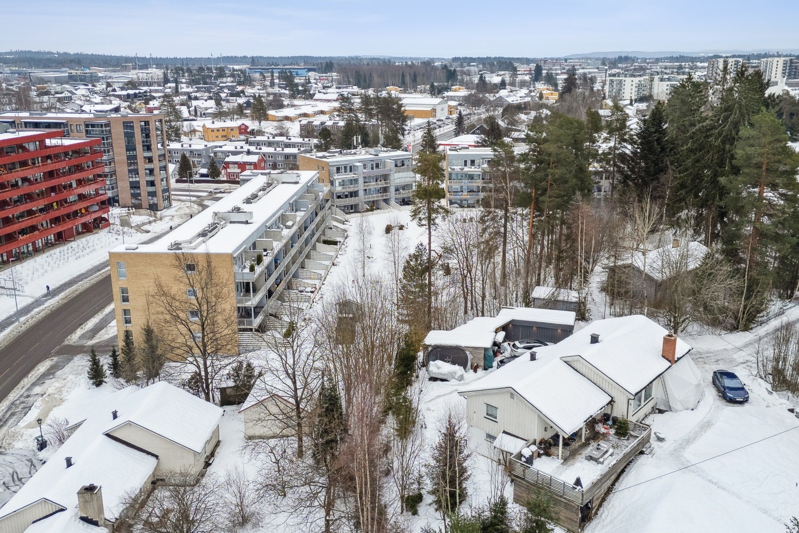 Jessheim har et rikt aktivitetstilbud og en rekke nyere anlegg for ulike idretter, inkludert tennis, håndball, fotball, friidrett, skateboard, skøyter, curling og kjelkehockey. Galleribilde