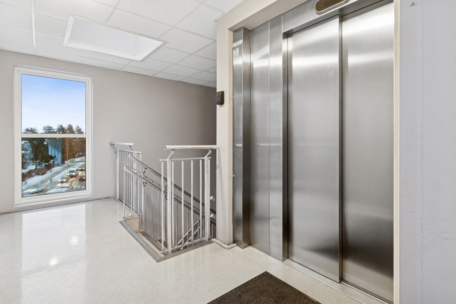 Adkomst via heis i sameiet. Galleribilde