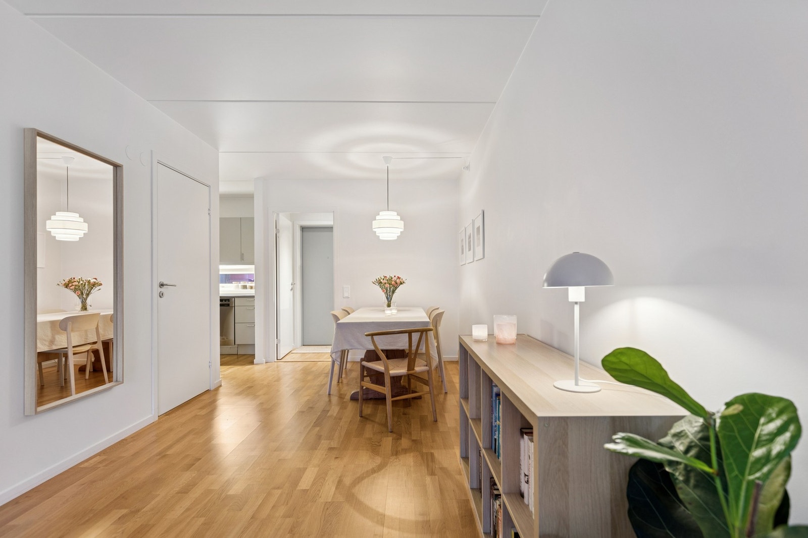 Parkett på gulv og lyse, malte veggflater gir et tidsriktig uttrykk. Galleribilde