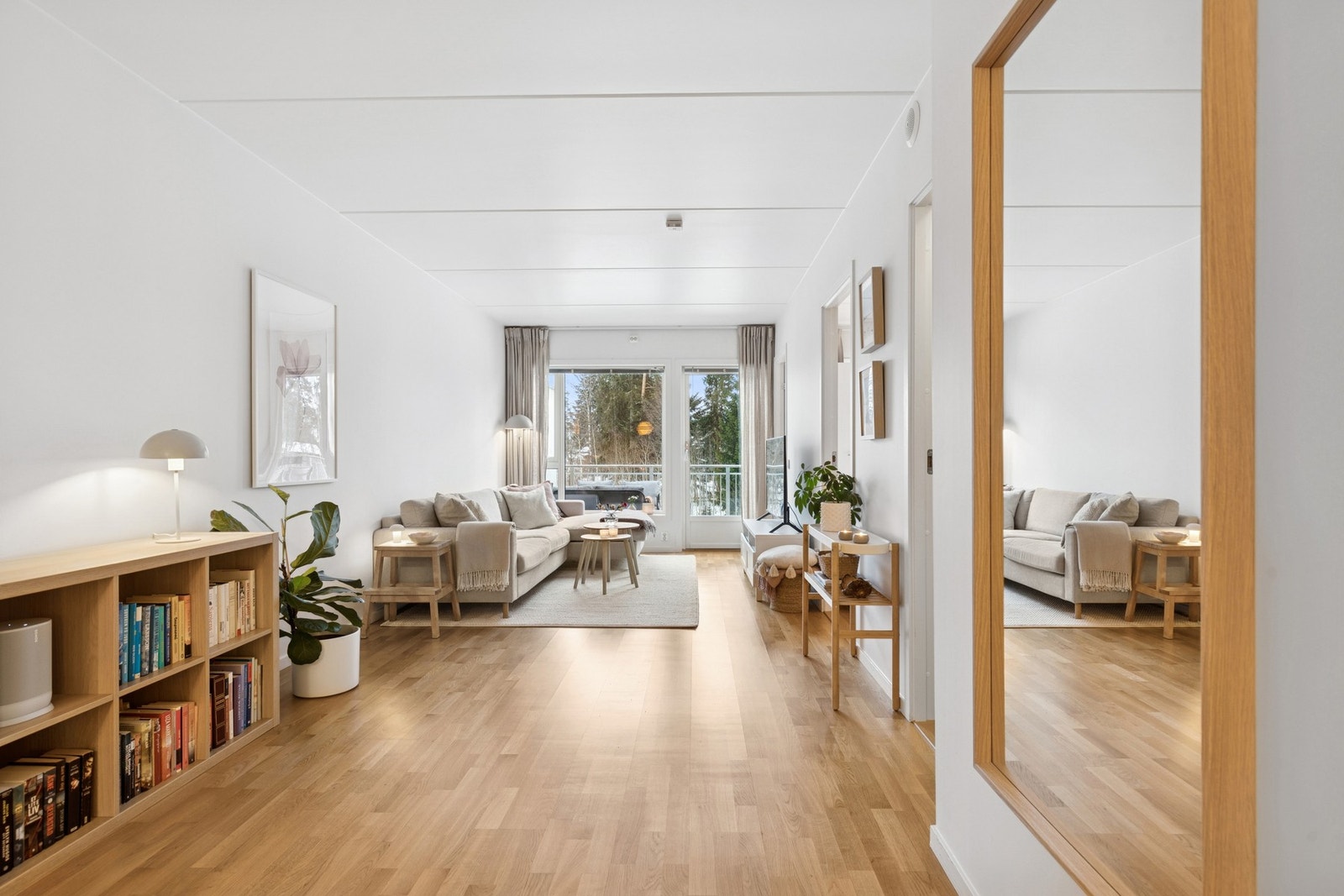 Stuen har direkte utgang til sydvendt balkong, som fungerer som en naturlig forlengelse av oppholdsrommet. Galleribilde