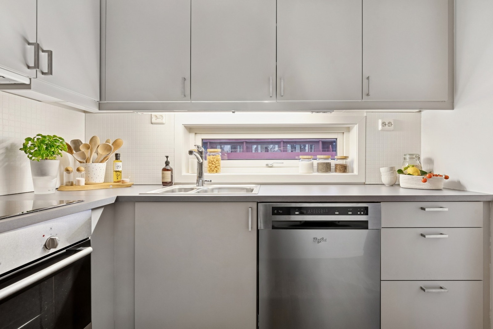 Kjøkkenet er utstyrt med integrert oppvaskmaskin, stekeovn med induksjonstopp og kjøleskap med fryserdel. Galleribilde