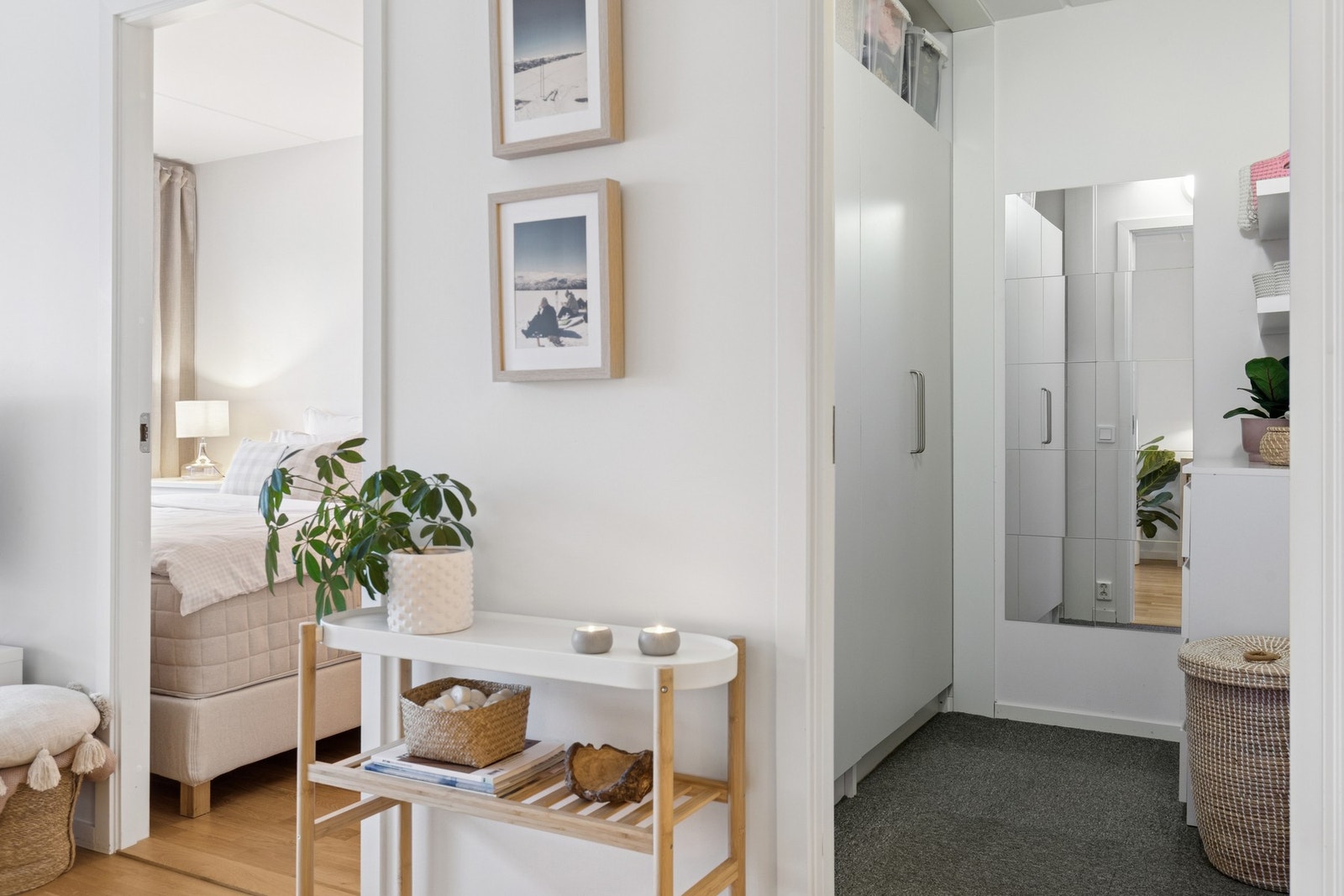 Ved siden av soverommet er det innredet et eget garderoberom. Galleribilde