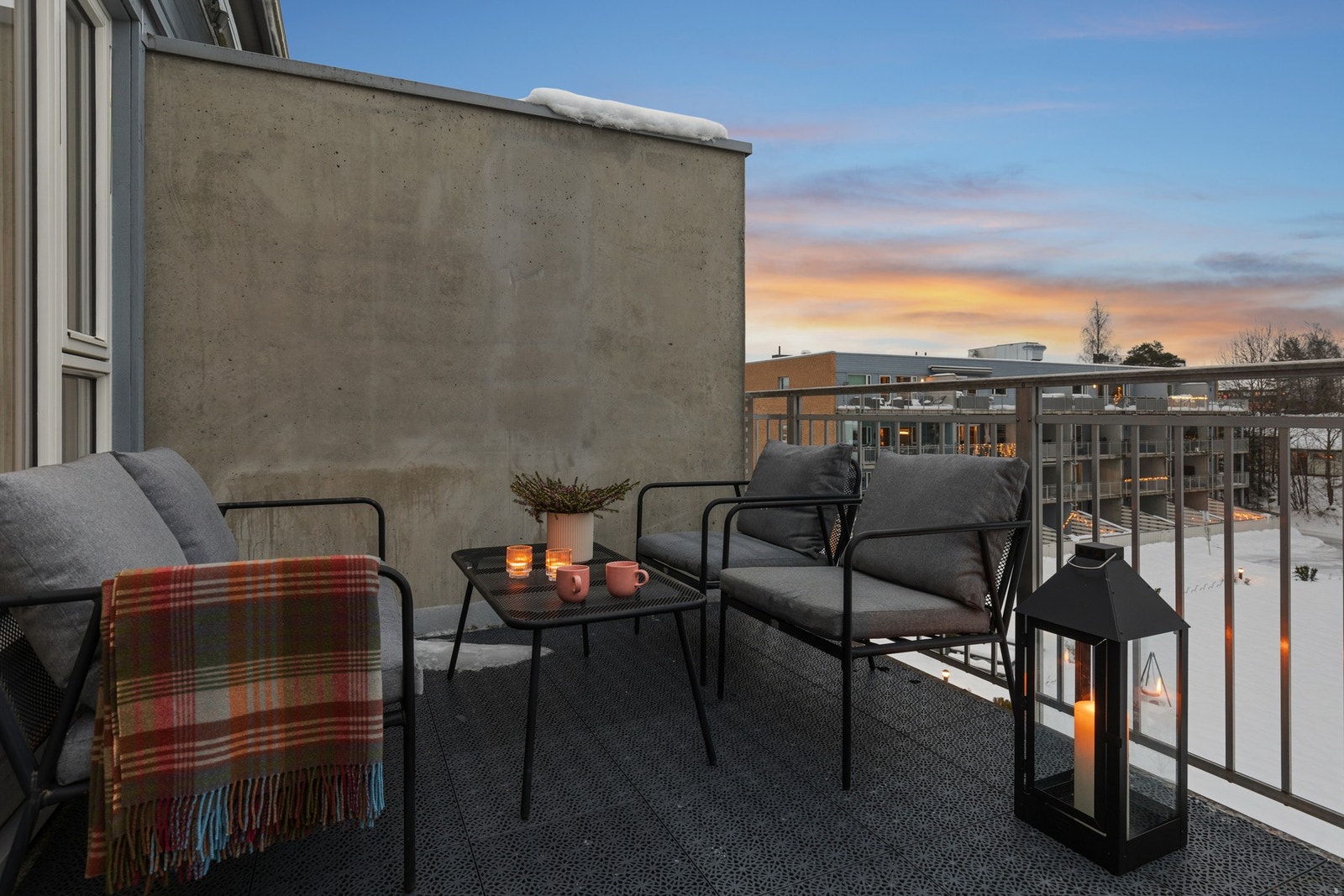 Her er det god plass til sittegruppe, planter og grill, denne balkongen egner seg godt både til avslapning og sosiale stunder i sommerhalvåret. Galleribilde