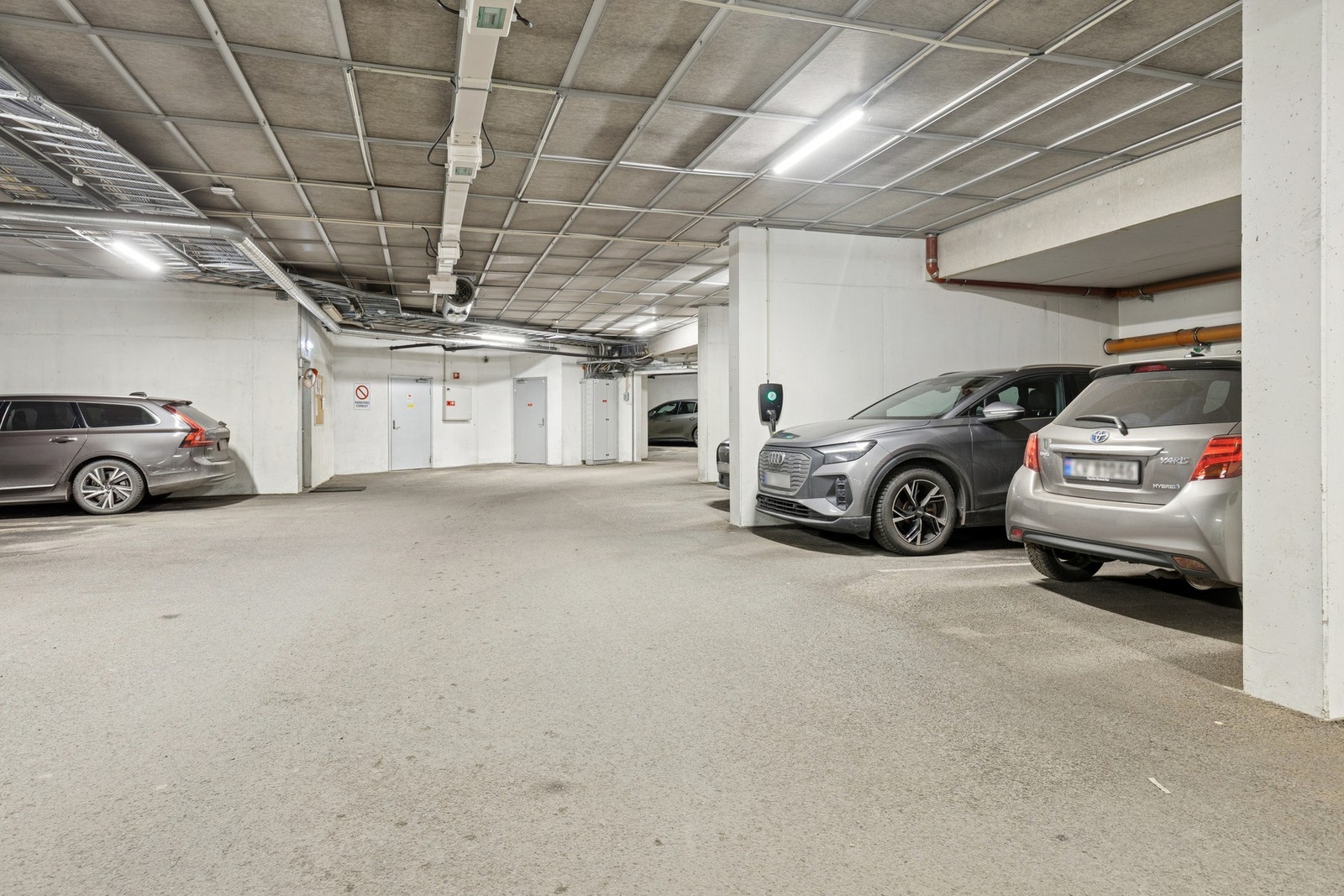 I tillegg medfølger egen biloppstillingsplass i felles garasjekjeller, utstyrt med elbil-lader. Galleribilde